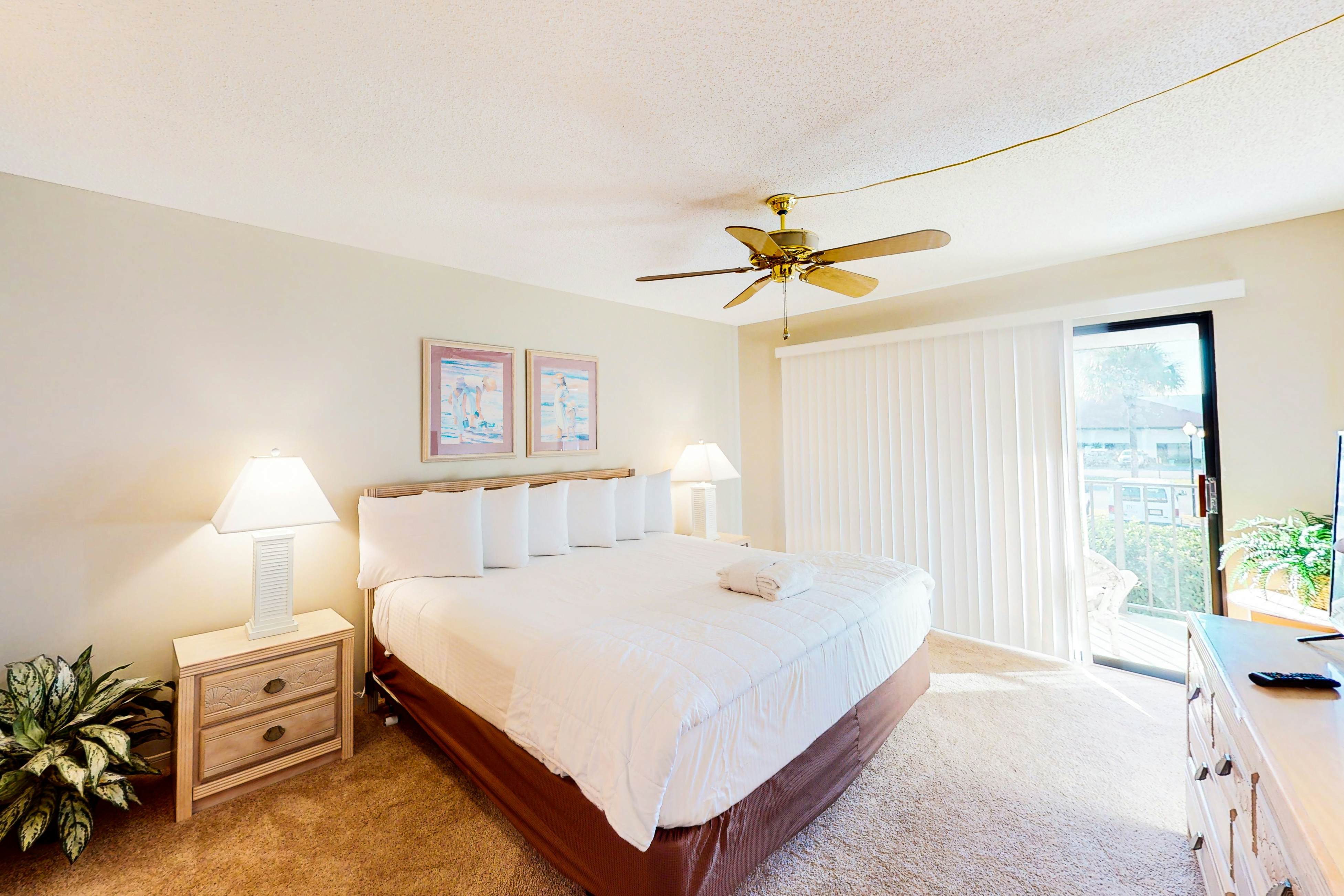 Gorgeous waterfront condo with pool, hot tub, tennis, balcony & beach access