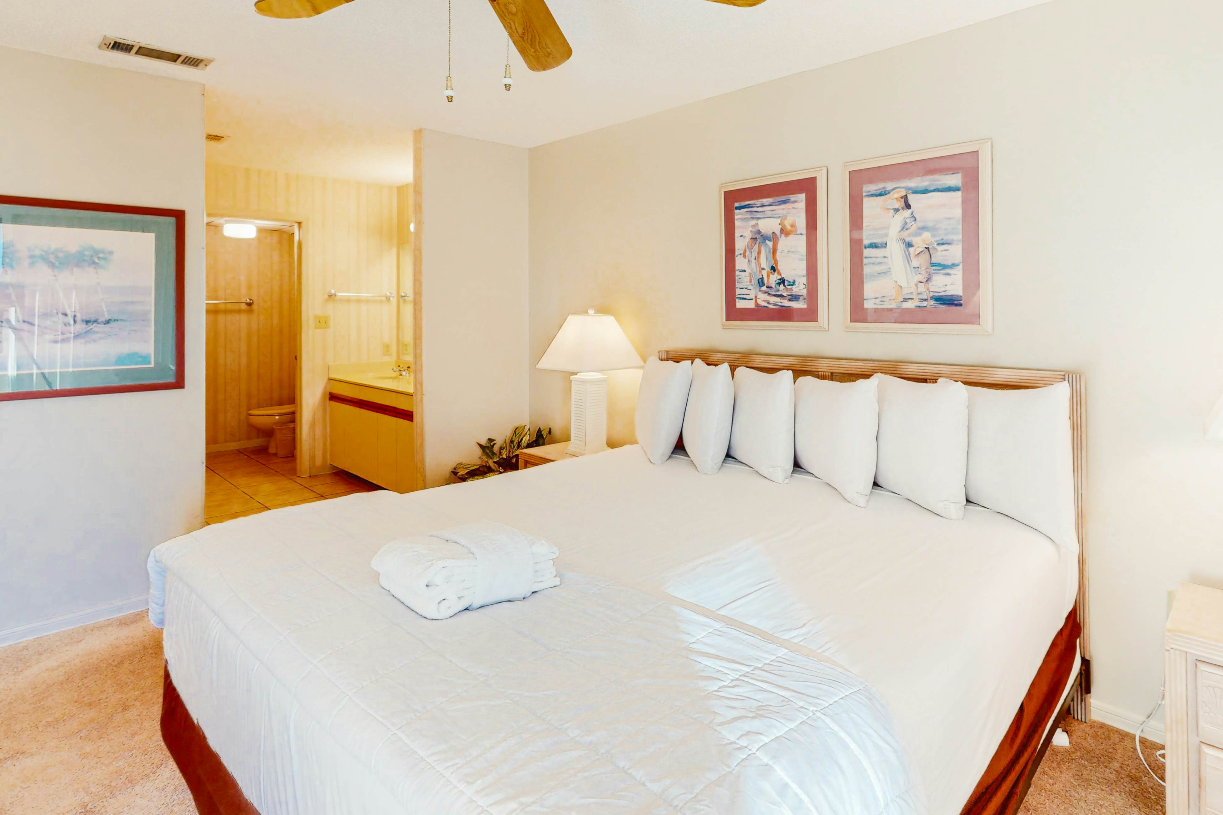 Gorgeous waterfront condo with pool, hot tub, tennis, balcony & beach access