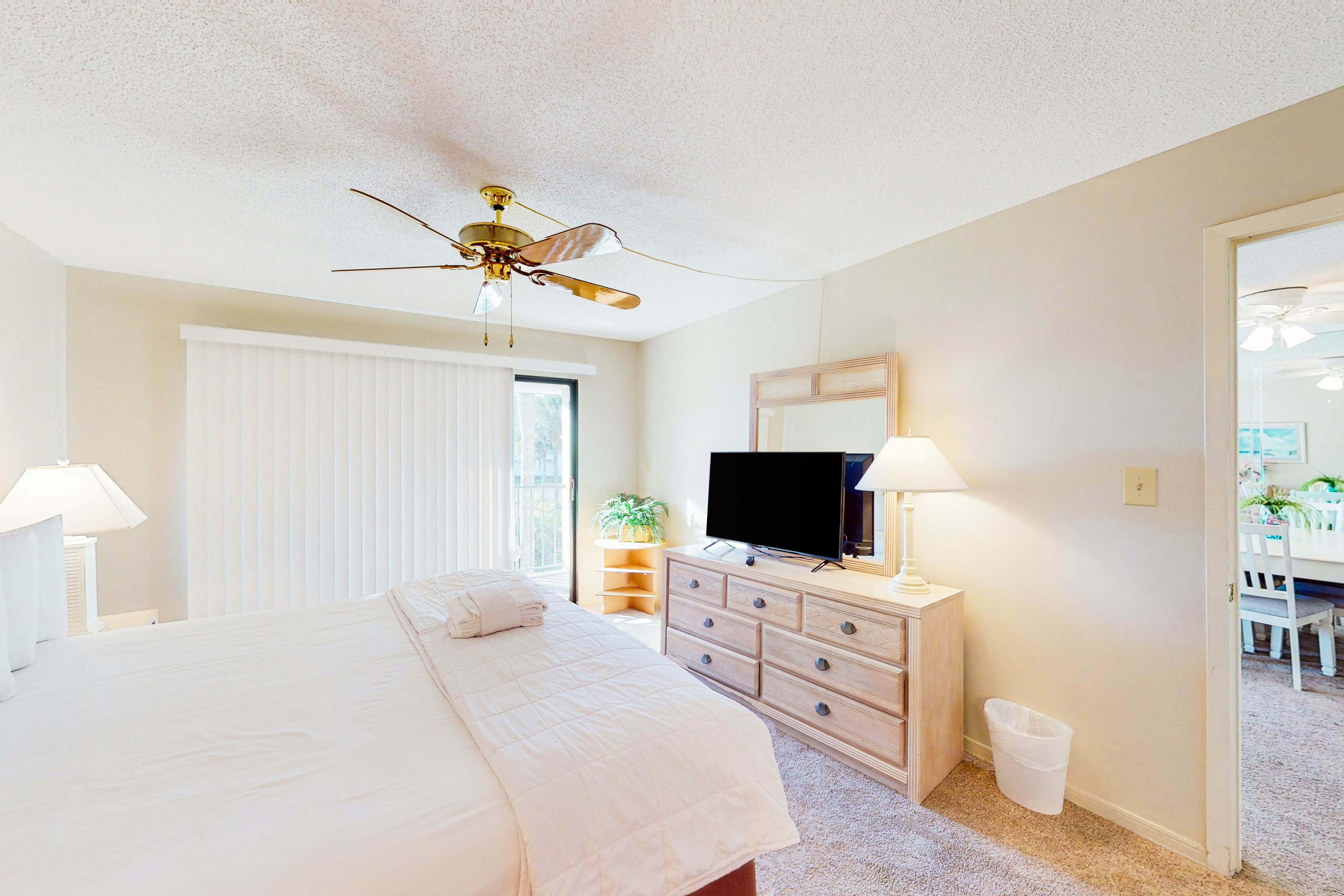 Gorgeous waterfront condo with pool, hot tub, tennis, balcony & beach access