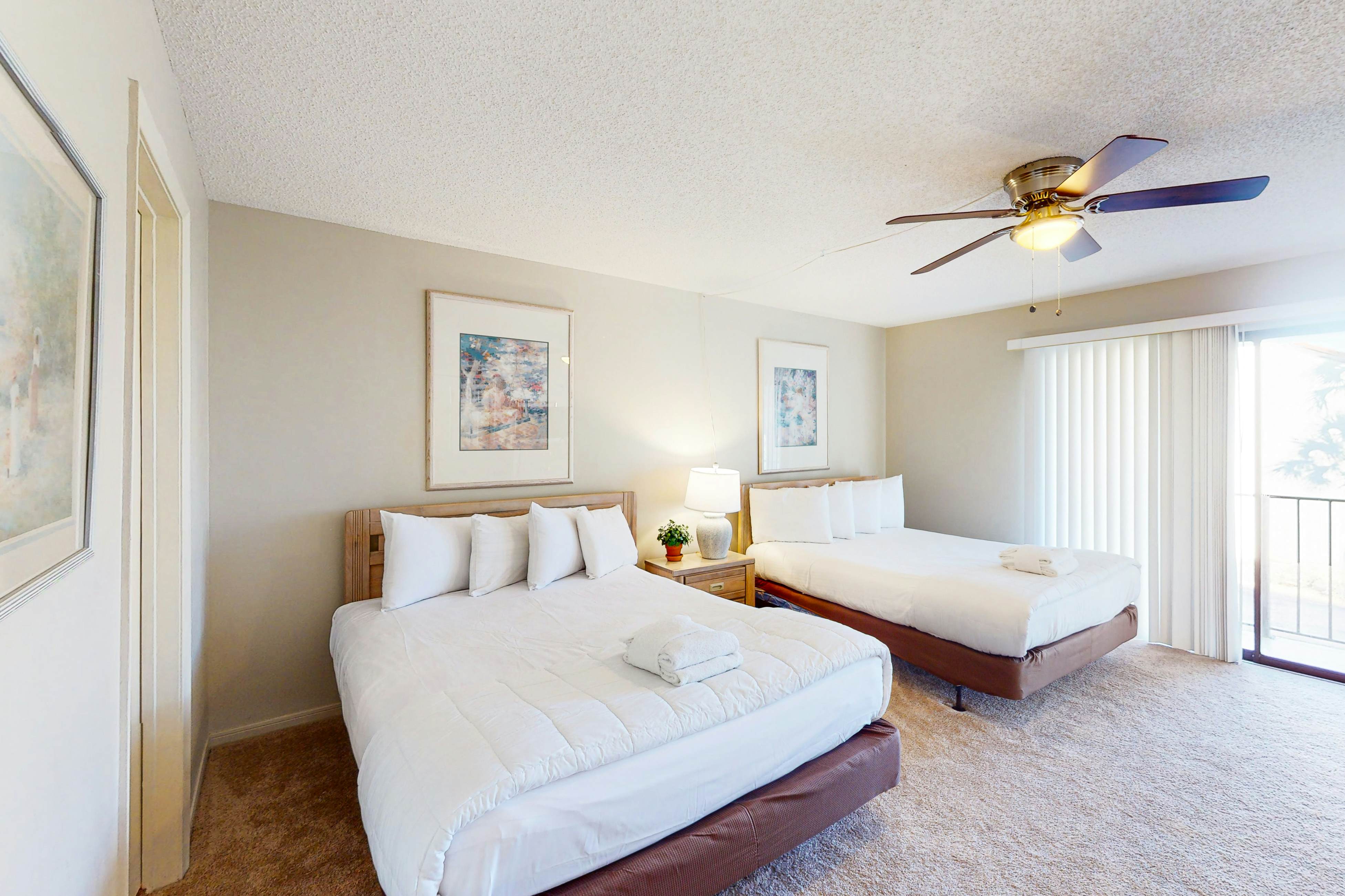 Gorgeous waterfront condo with pool, hot tub, tennis, balcony & beach access