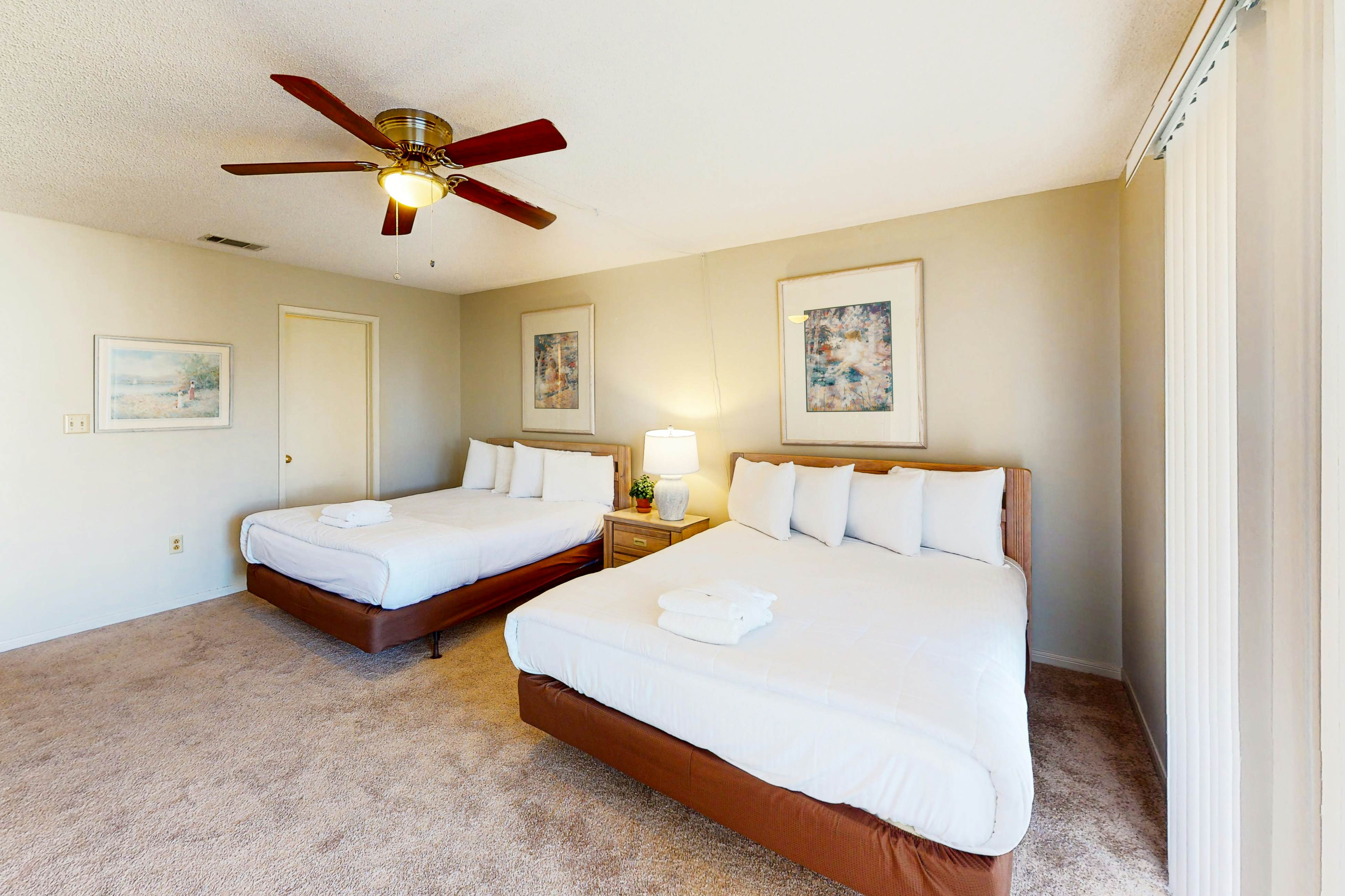 Gorgeous waterfront condo with pool, hot tub, tennis, balcony & beach access