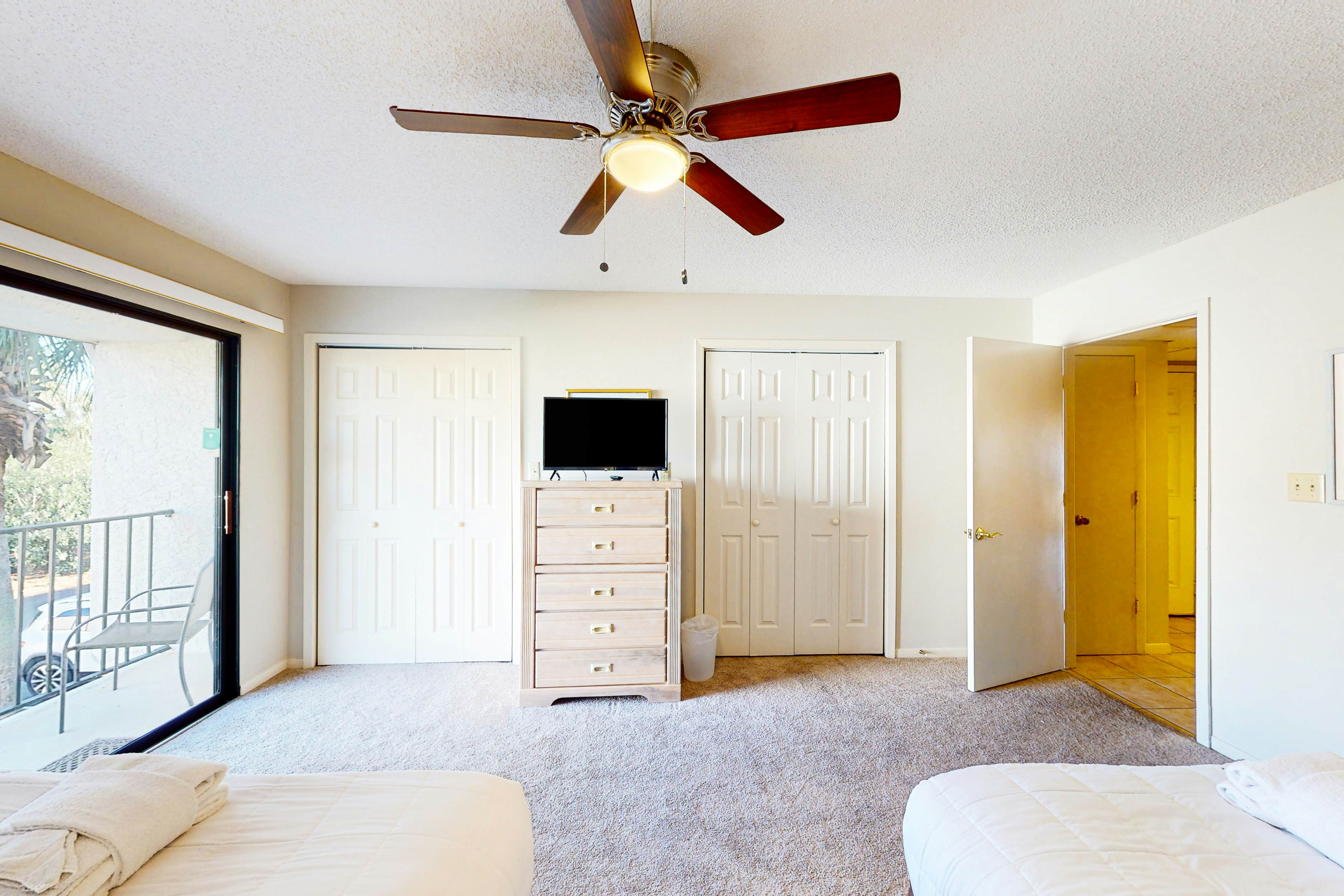 Gorgeous waterfront condo with pool, hot tub, tennis, balcony & beach access