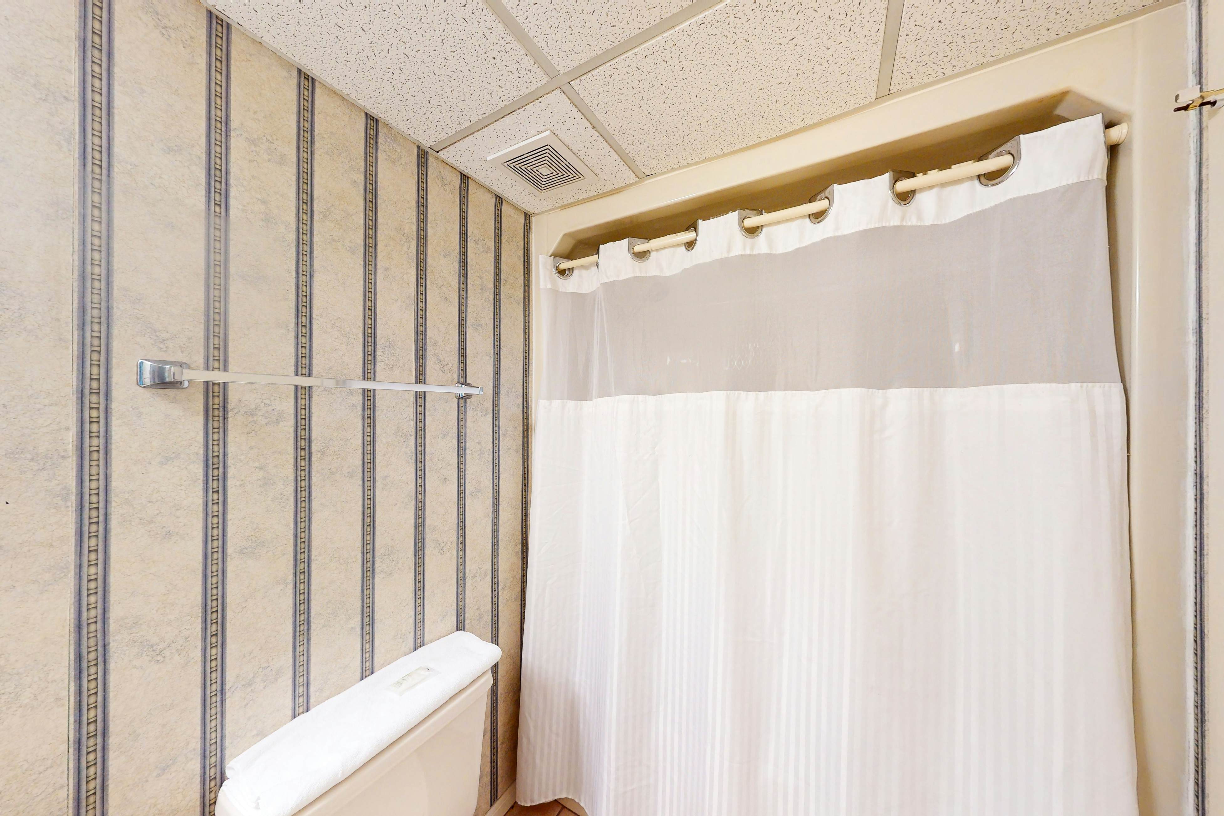 Gorgeous waterfront condo with pool, hot tub, tennis, balcony & beach access