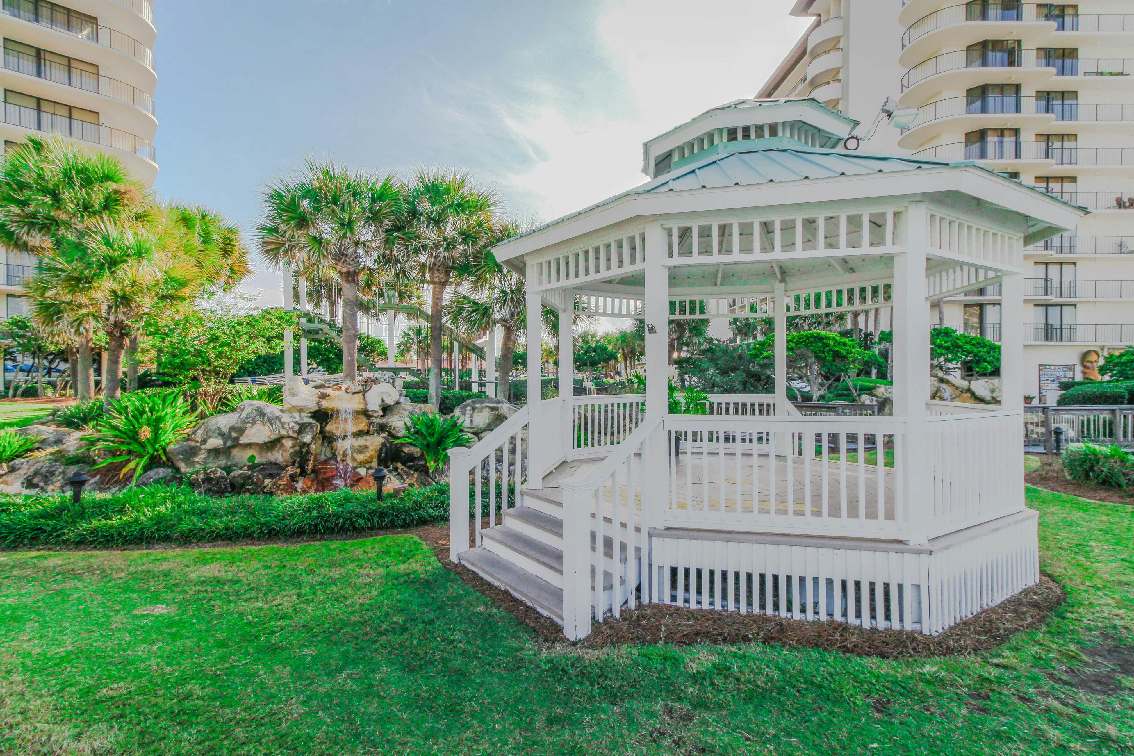Gorgeous waterfront condo with pool, hot tub, tennis, balcony & beach access