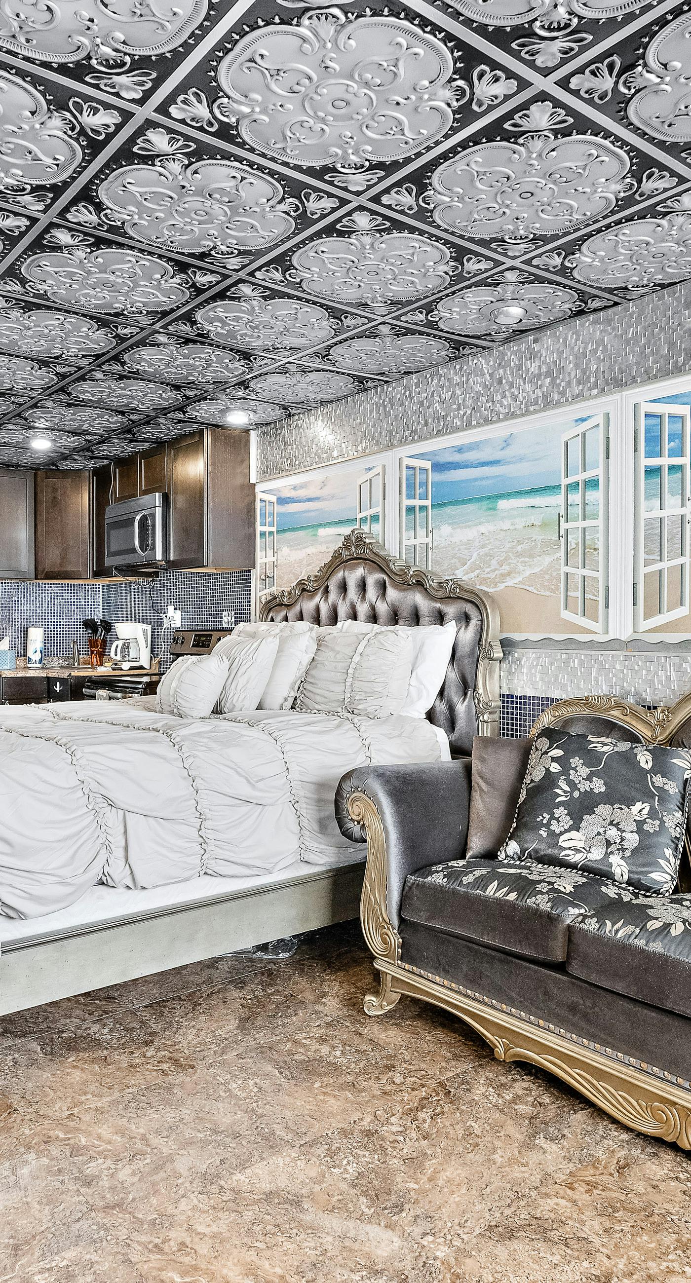 Sixth Floor Oceanfront Studio with Ocean Views, Shared Pool, & High-Speed WiFi