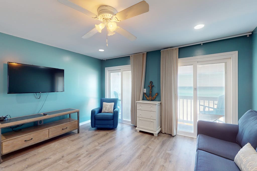 Top-floor condo with amazing beach views & washer/dryer - walk to dining