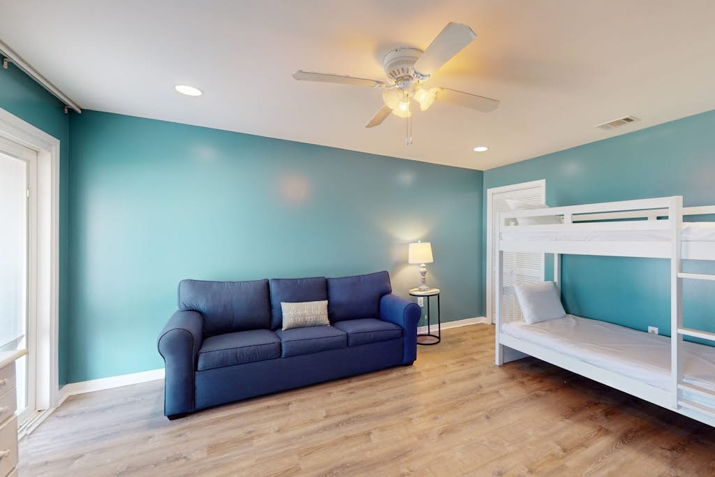 Top-floor condo with amazing beach views & washer/dryer - walk to dining