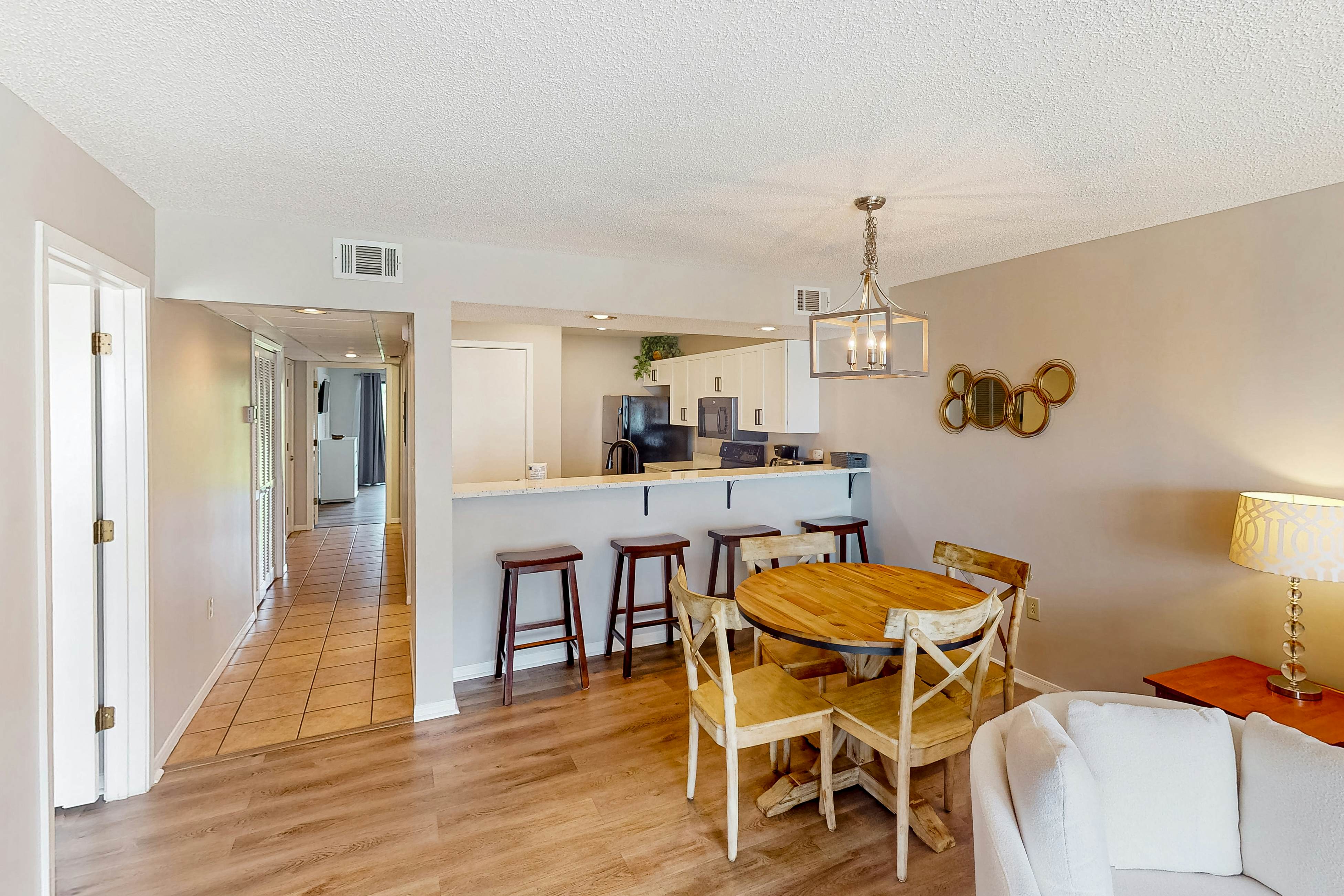 Golf lovers’s condo with golf, 11 pools, hot tubs, gym, tennis, pickleball, W/D