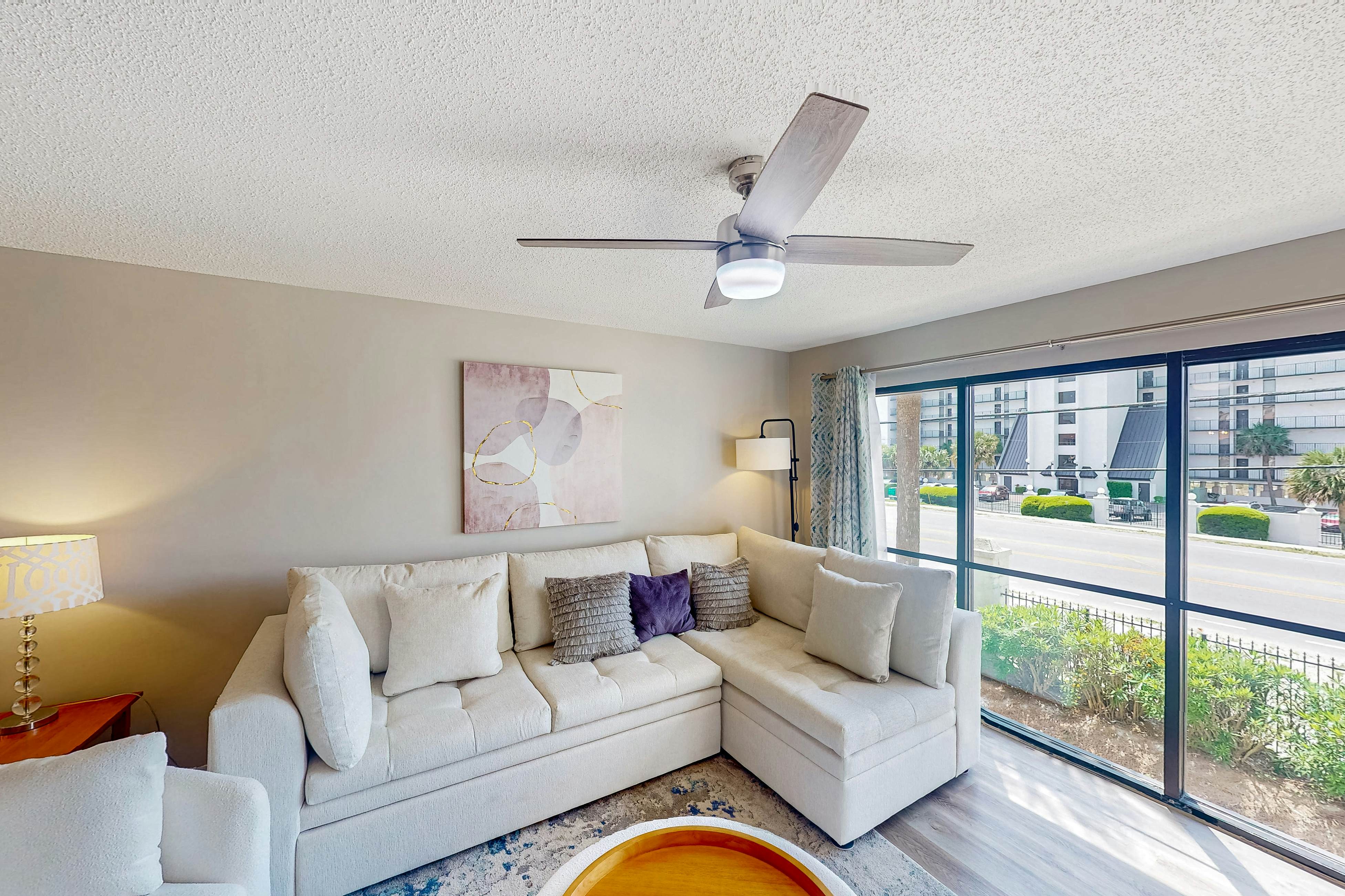 Golf lovers’s condo with golf, 11 pools, hot tubs, gym, tennis, pickleball, W/D