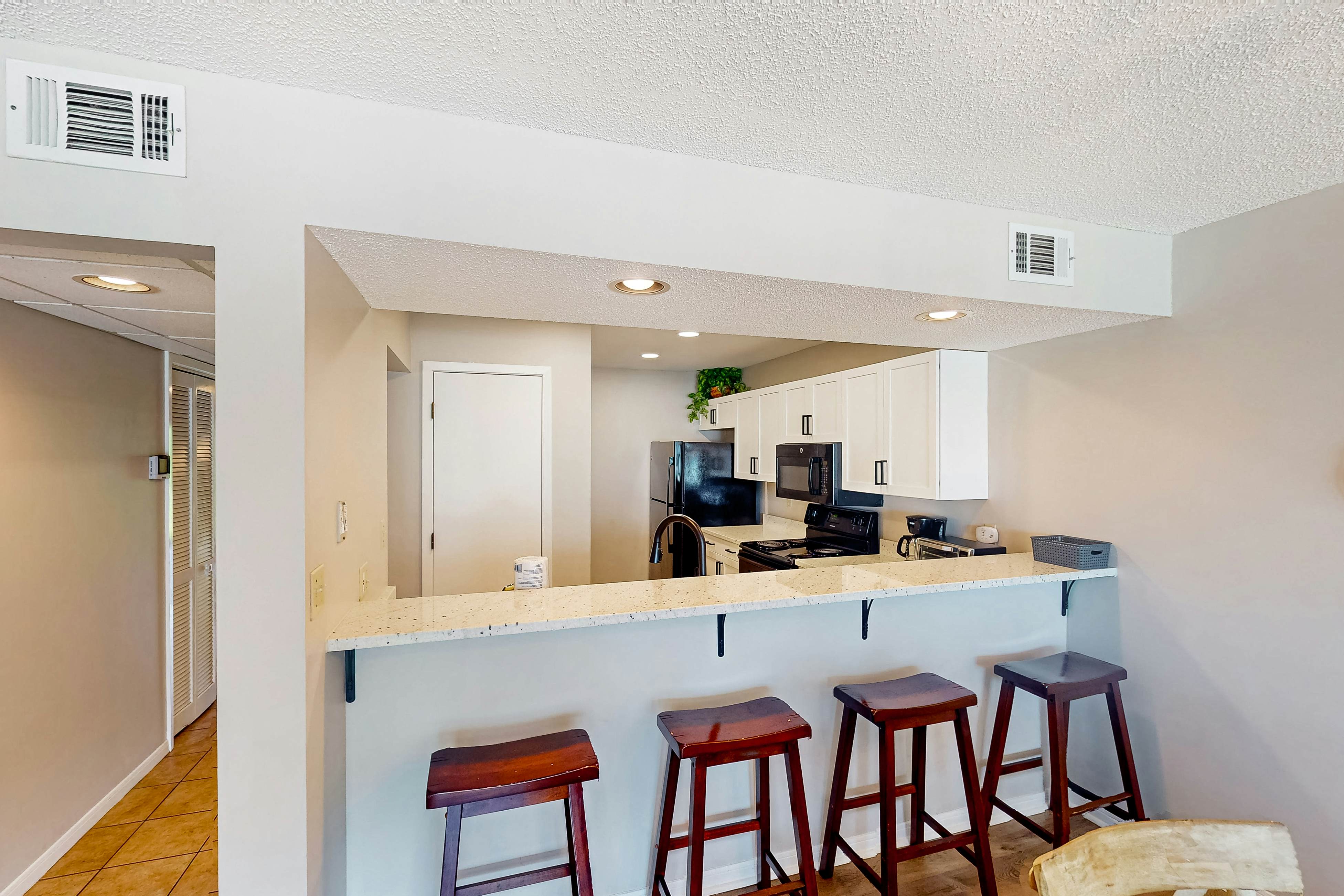 Golf lovers’s condo with golf, 11 pools, hot tubs, gym, tennis, pickleball, W/D