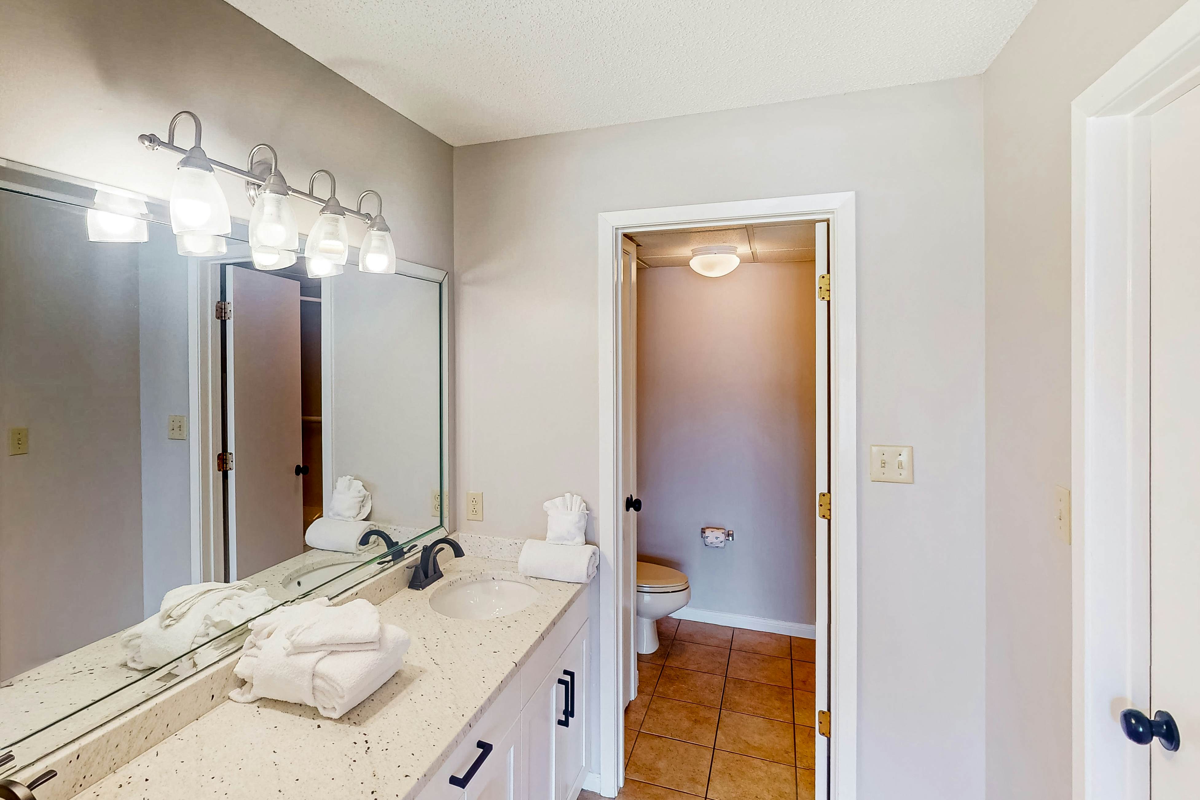 Golf lovers’s condo with golf, 11 pools, hot tubs, gym, tennis, pickleball, W/D