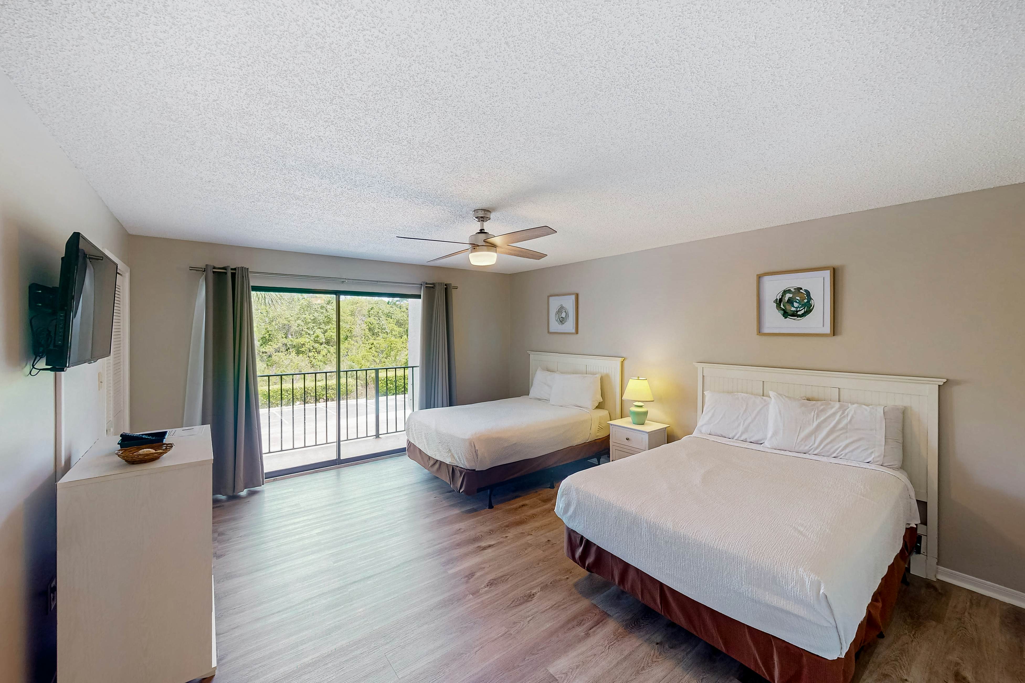 Golf lovers’s condo with golf, 11 pools, hot tubs, gym, tennis, pickleball, W/D