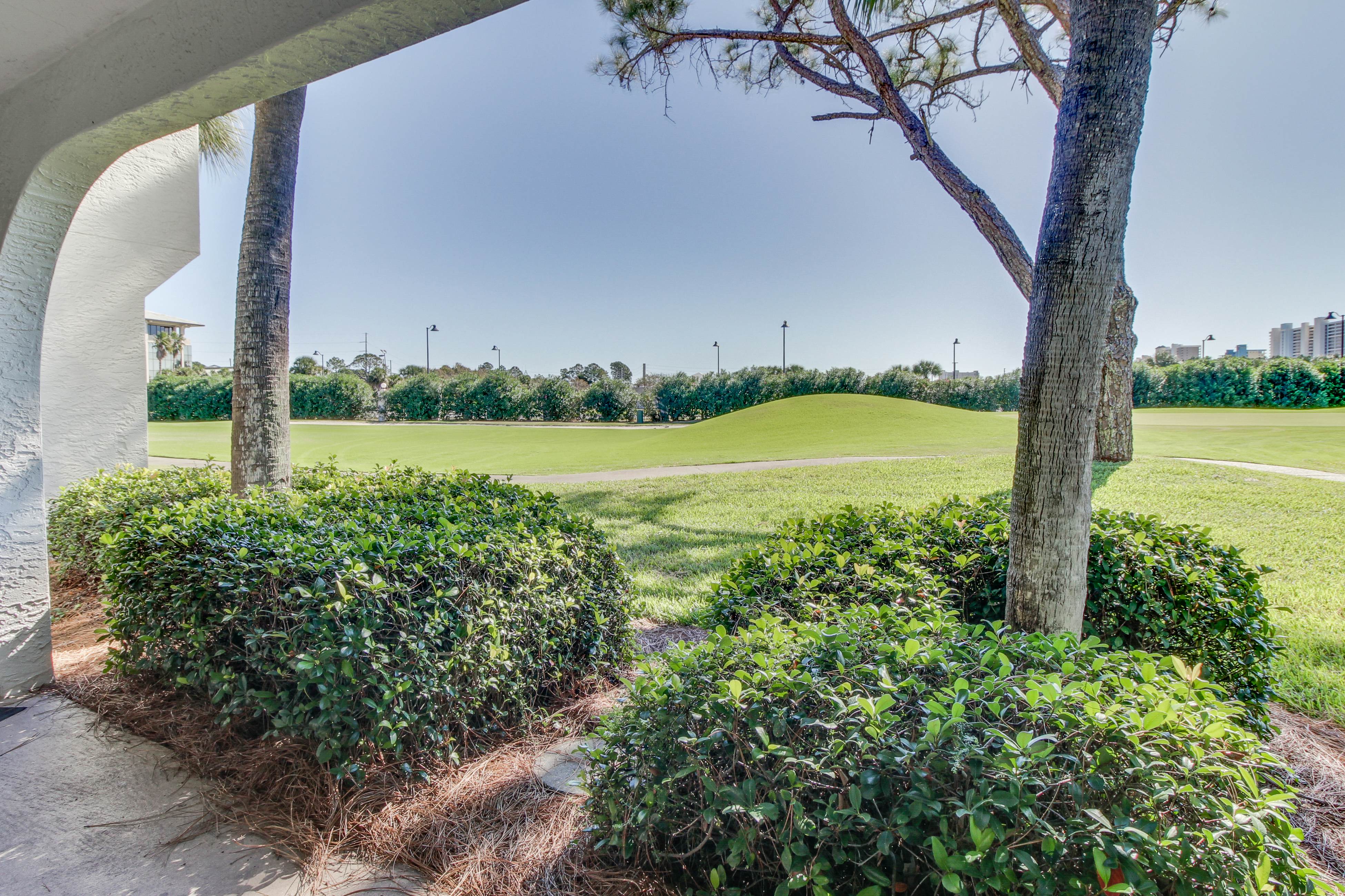 Golf lover's getaway with golf on-site, tennis, pool & hot tub