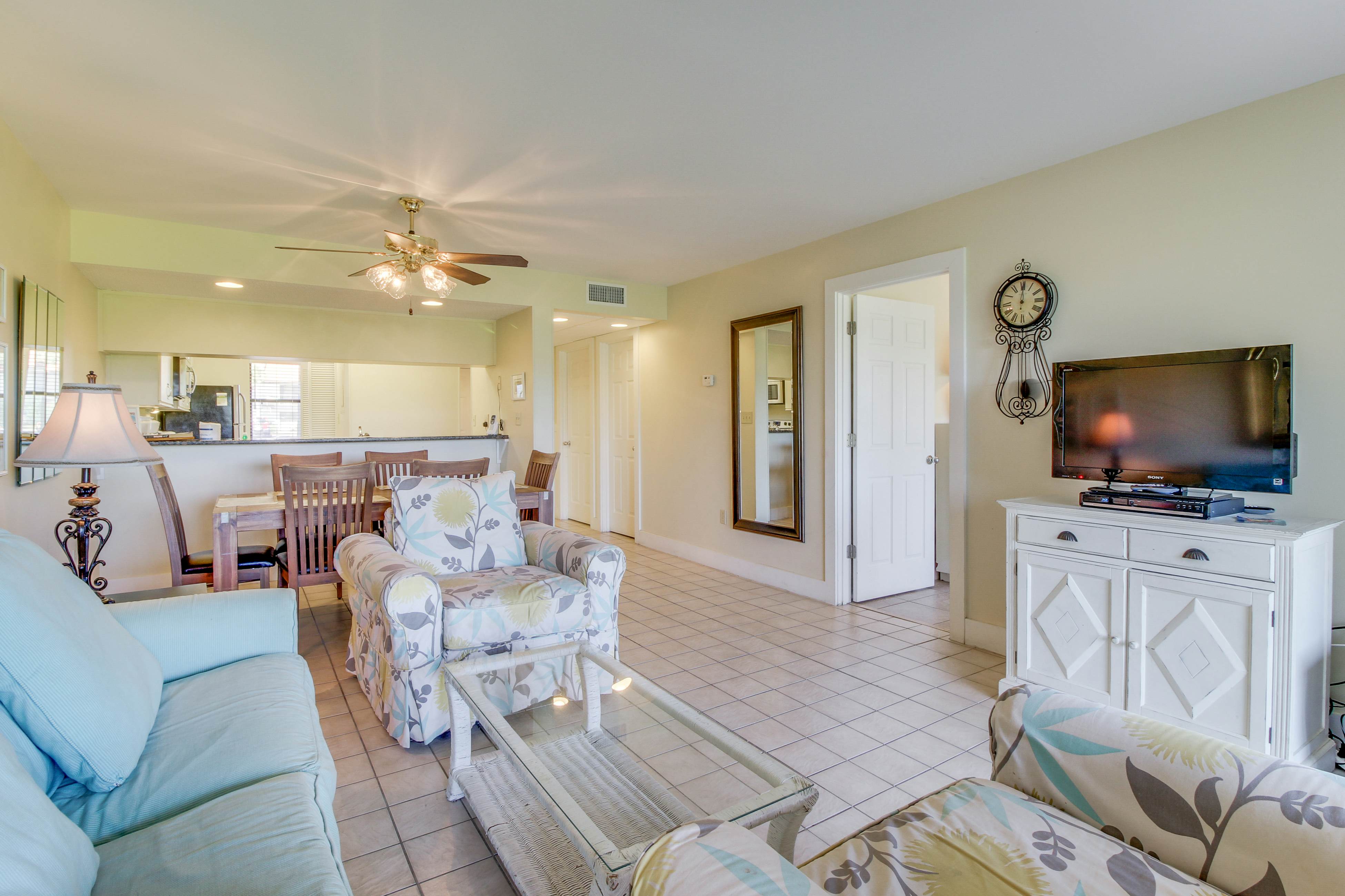 Golf lover's getaway with golf on-site, tennis, pool & hot tub