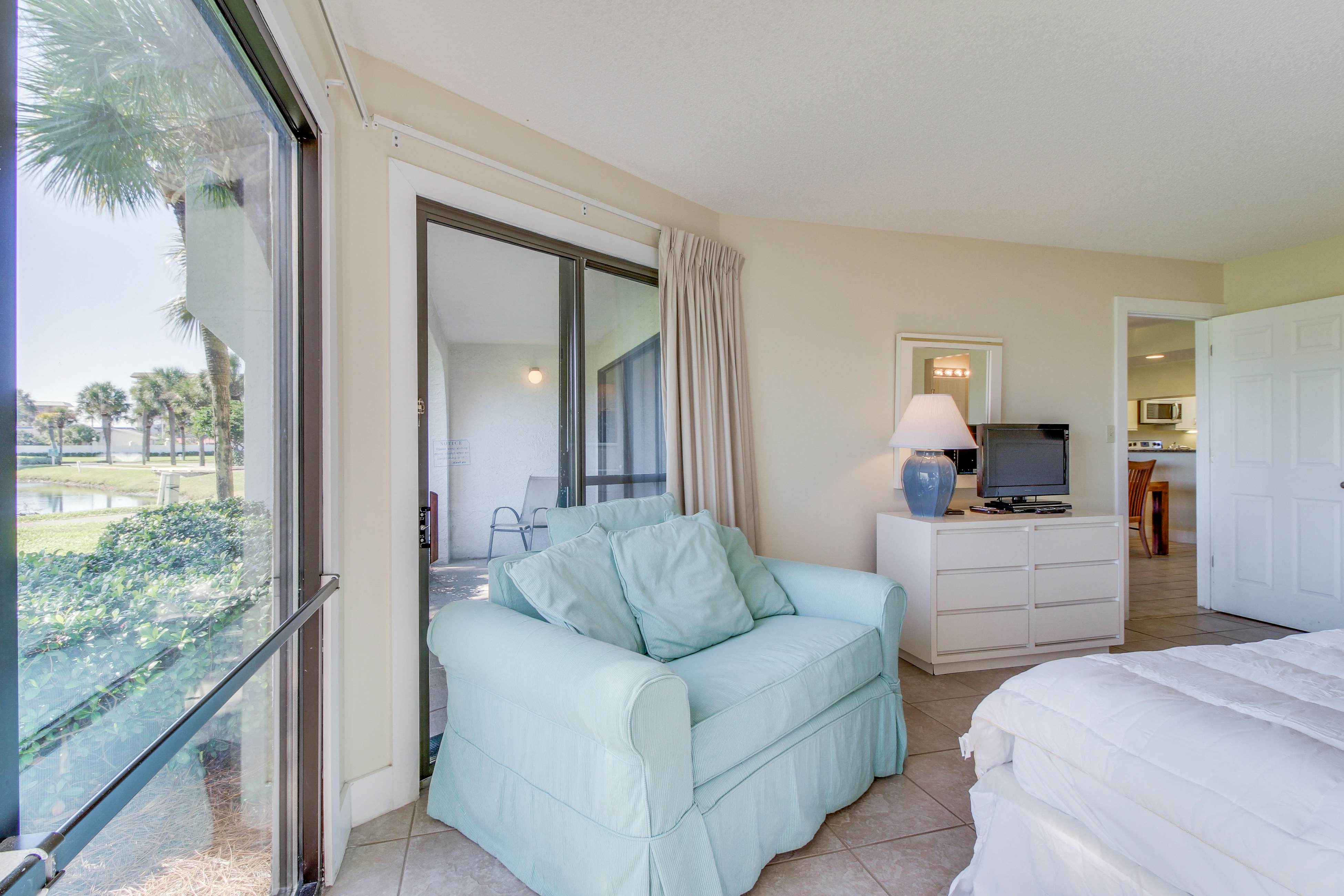 Golf lover's getaway with golf on-site, tennis, pool & hot tub