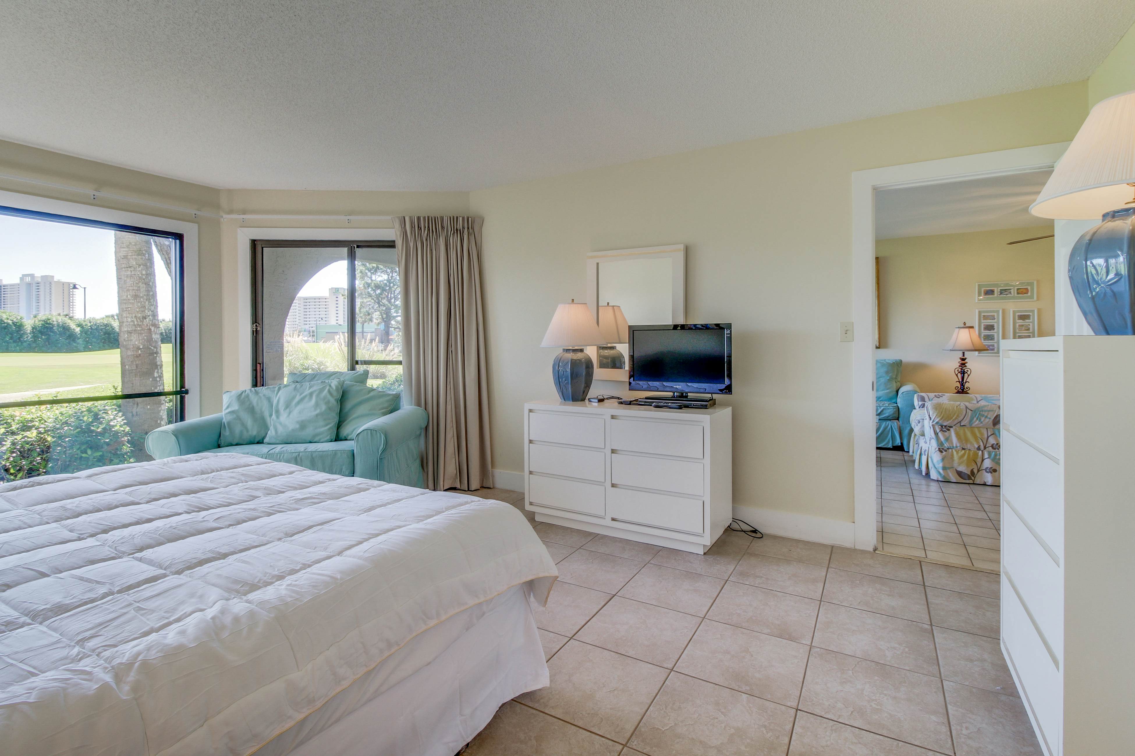 Golf lover's getaway with golf on-site, tennis, pool & hot tub