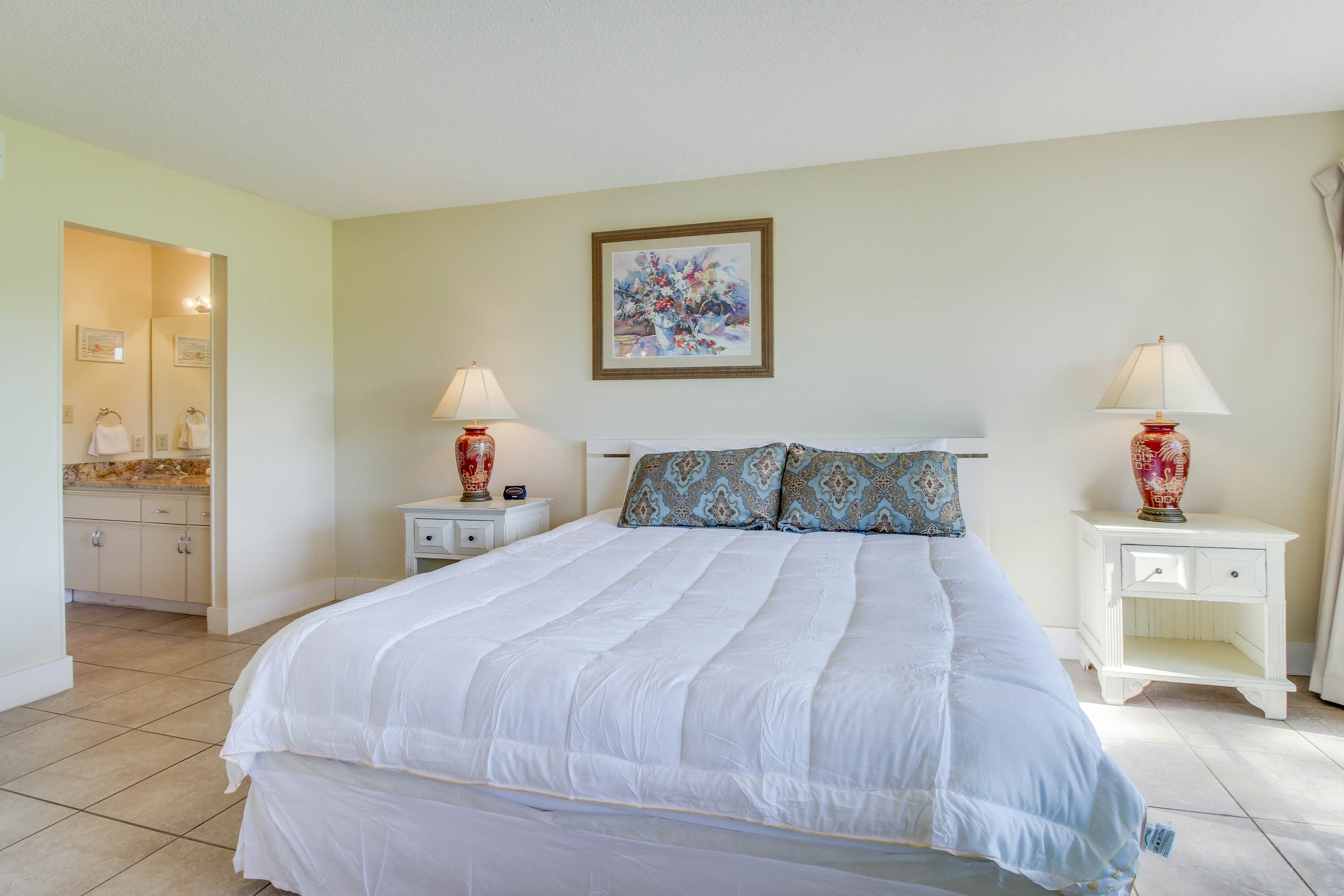 Golf lover's getaway with golf on-site, tennis, pool & hot tub