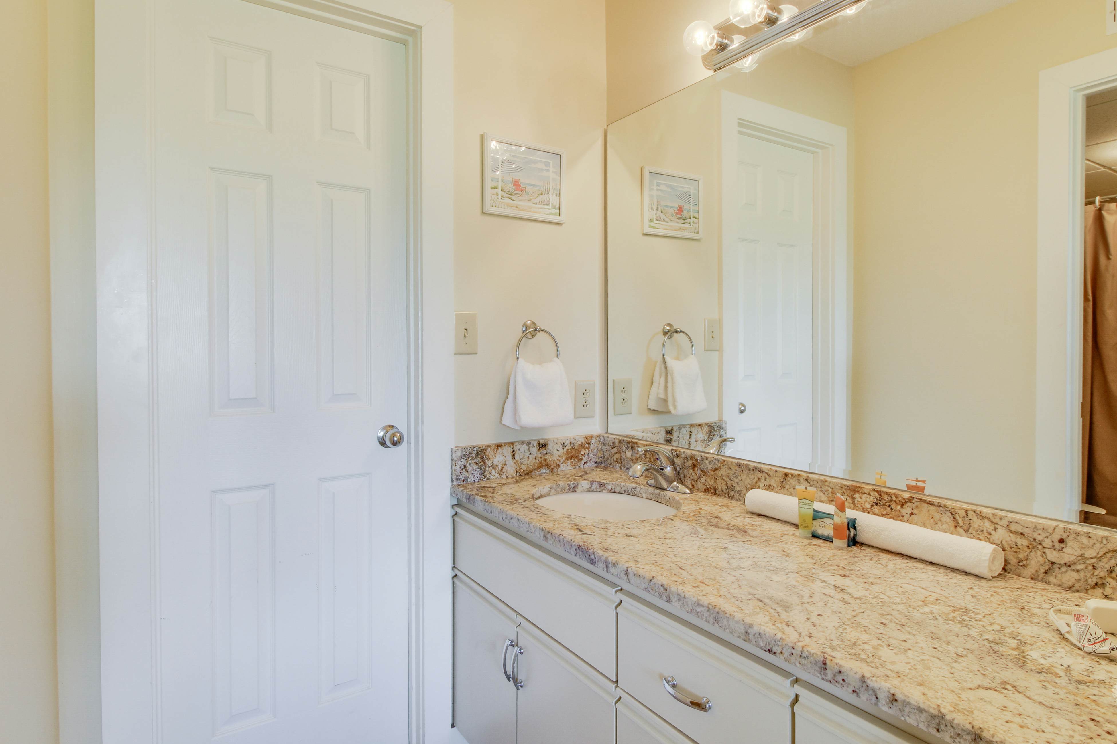 Golf lover's getaway with golf on-site, tennis, pool & hot tub