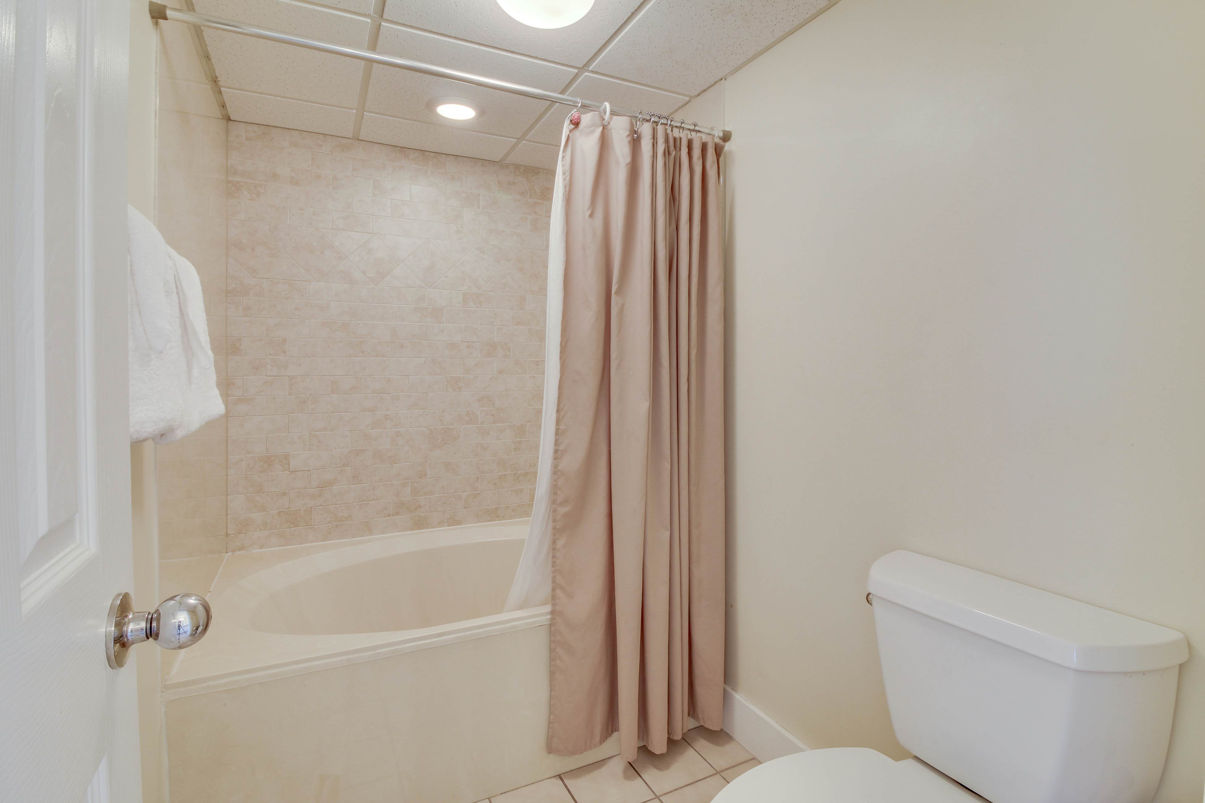 Golf lover's getaway with golf on-site, tennis, pool & hot tub