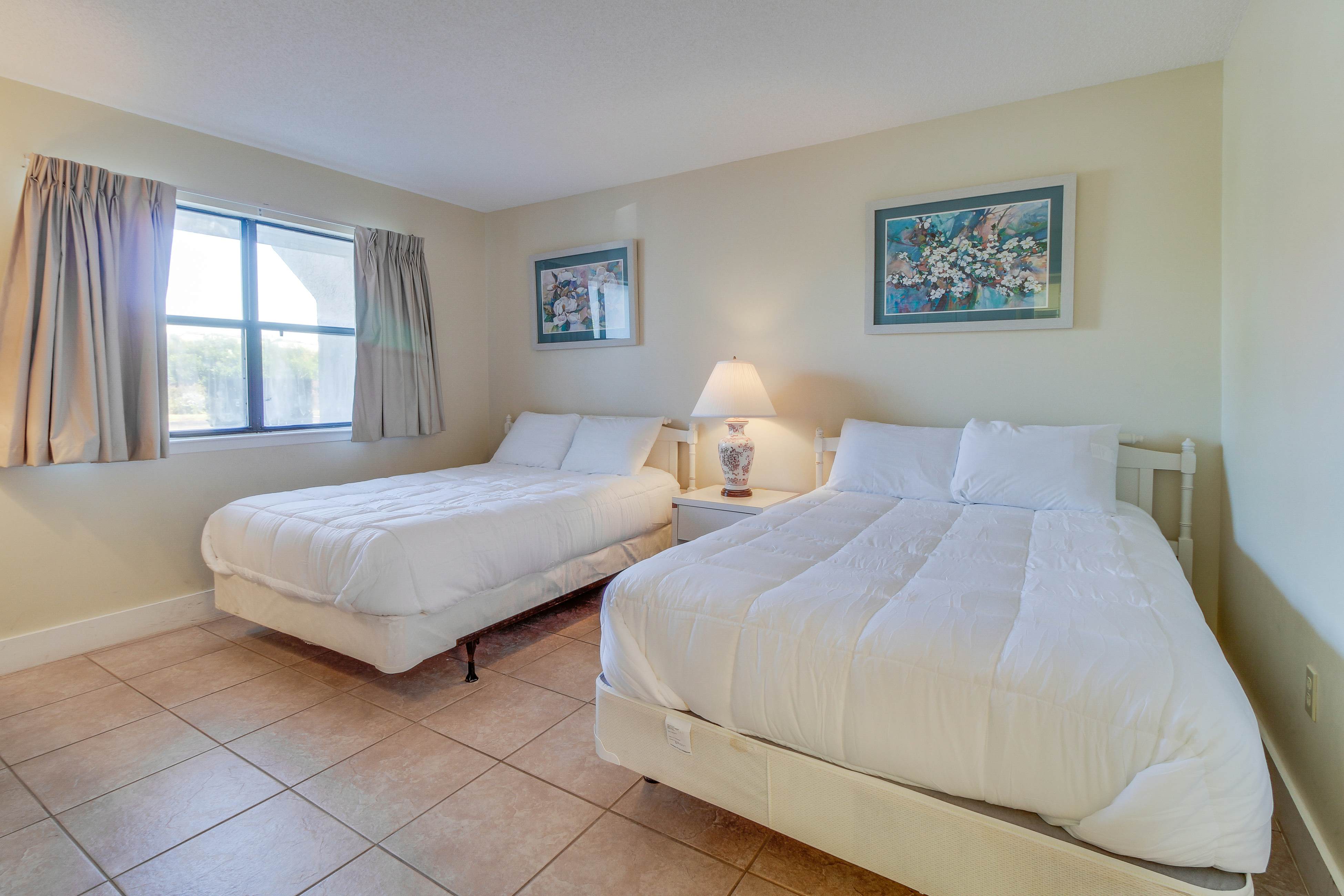 Golf lover's getaway with golf on-site, tennis, pool & hot tub