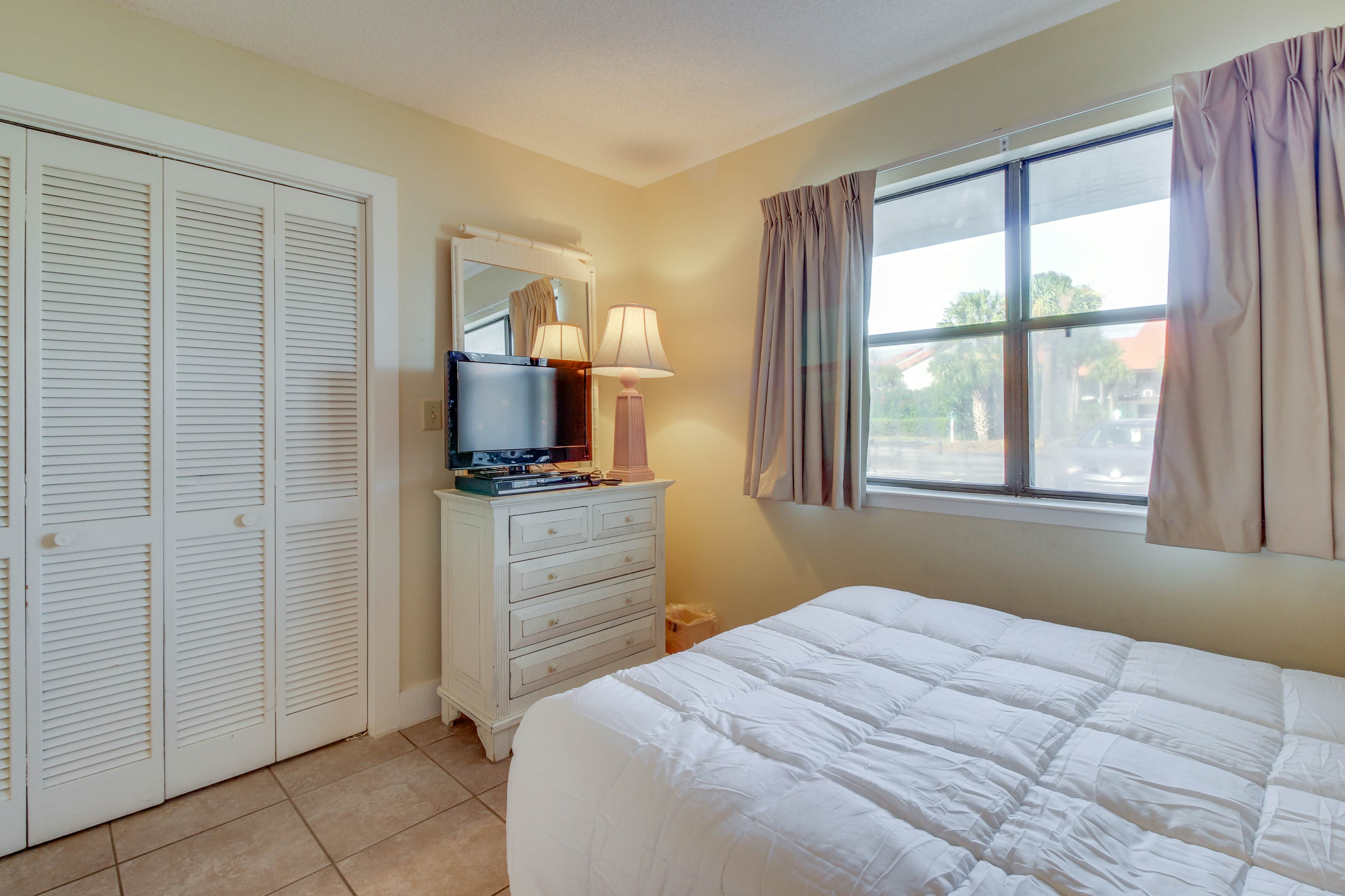 Golf lover's getaway with golf on-site, tennis, pool & hot tub