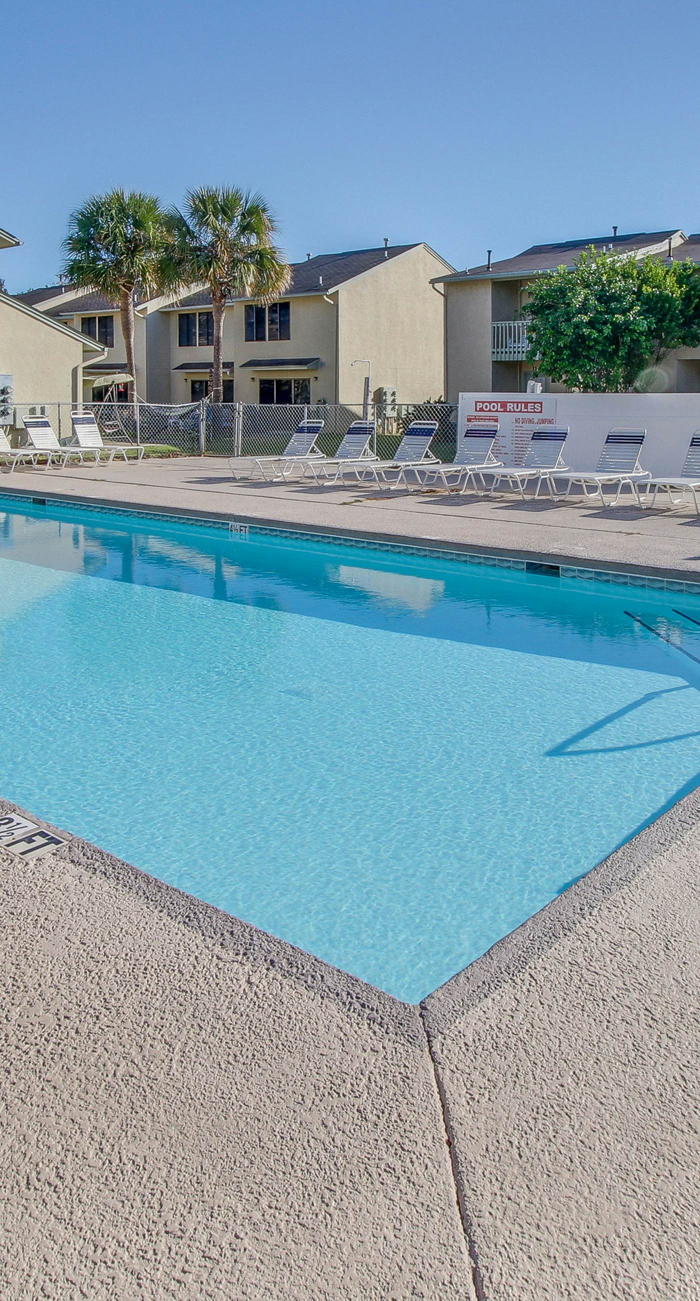 Luxurious Townhouse Close to Private Beach, Pools, Mini-Golf - Snowbirds Welcome
