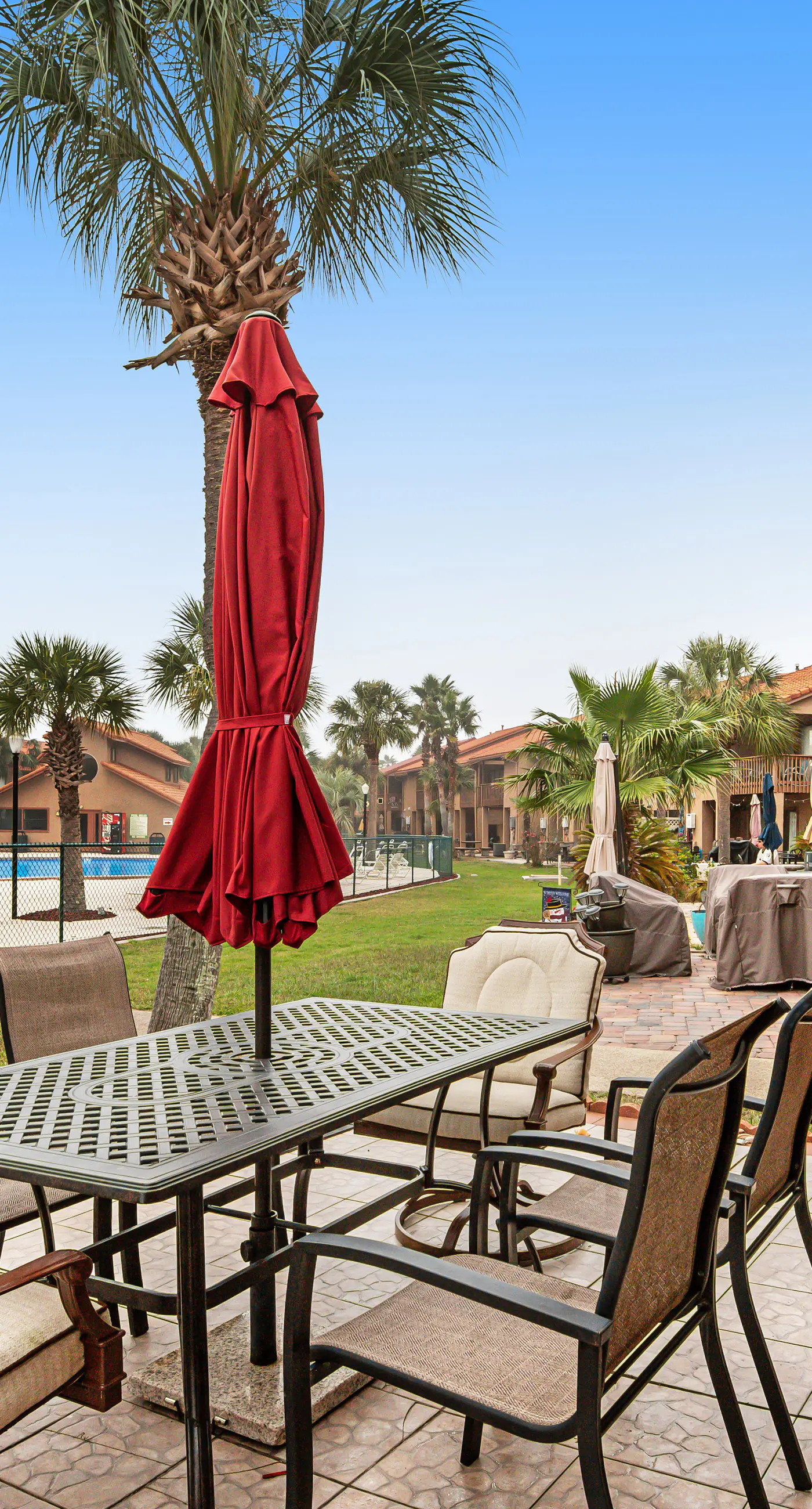 Conveniently located condo with shared pool & tennis, on-site golf - walk to beach