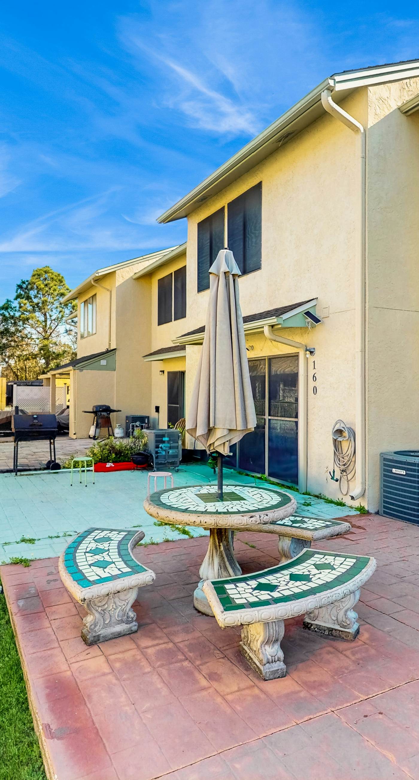 Cozy coastal condo with shared pool, private washer/dryer, and beach access