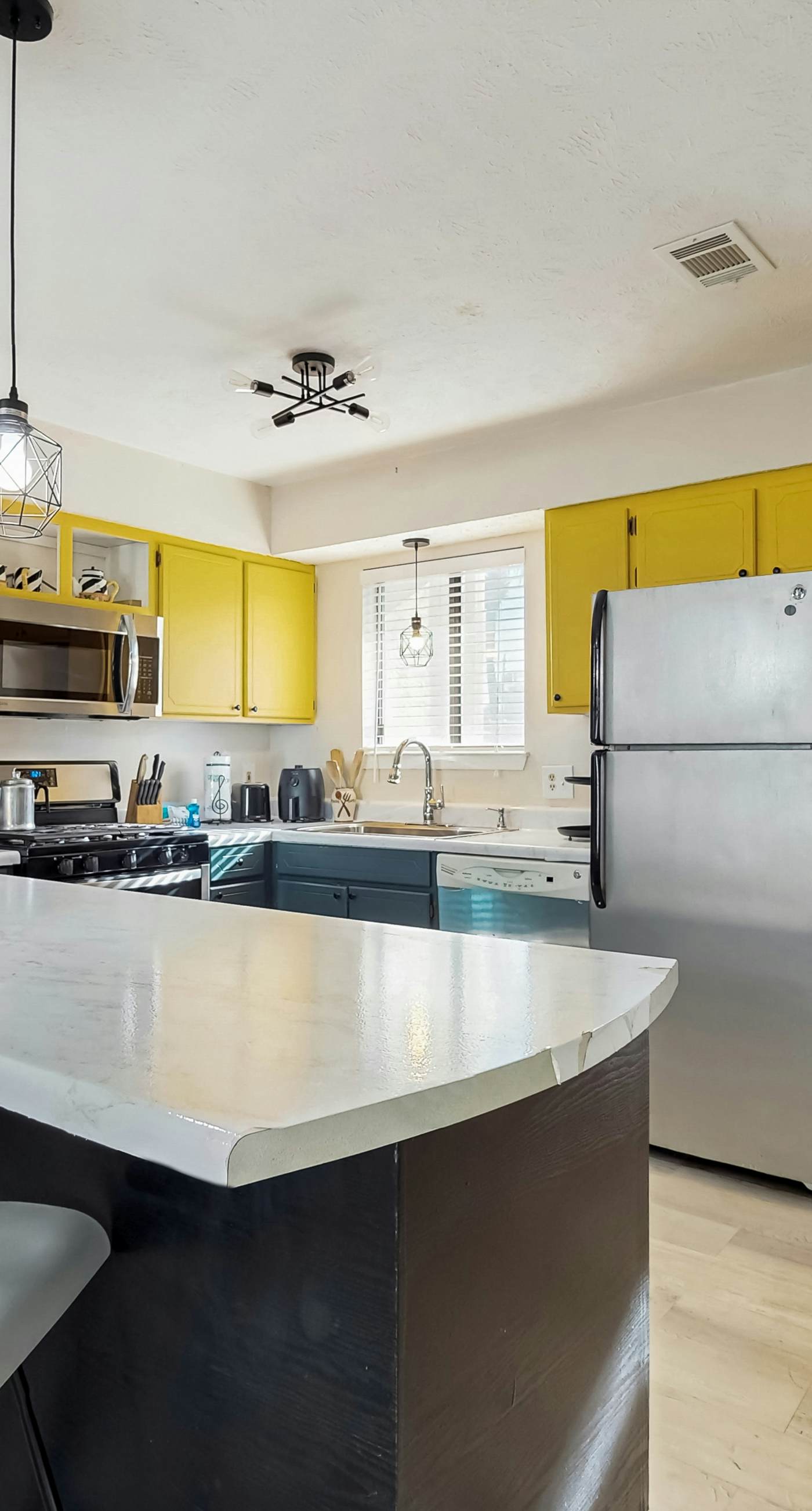 Cozy coastal condo with shared pool, private washer/dryer, and beach access