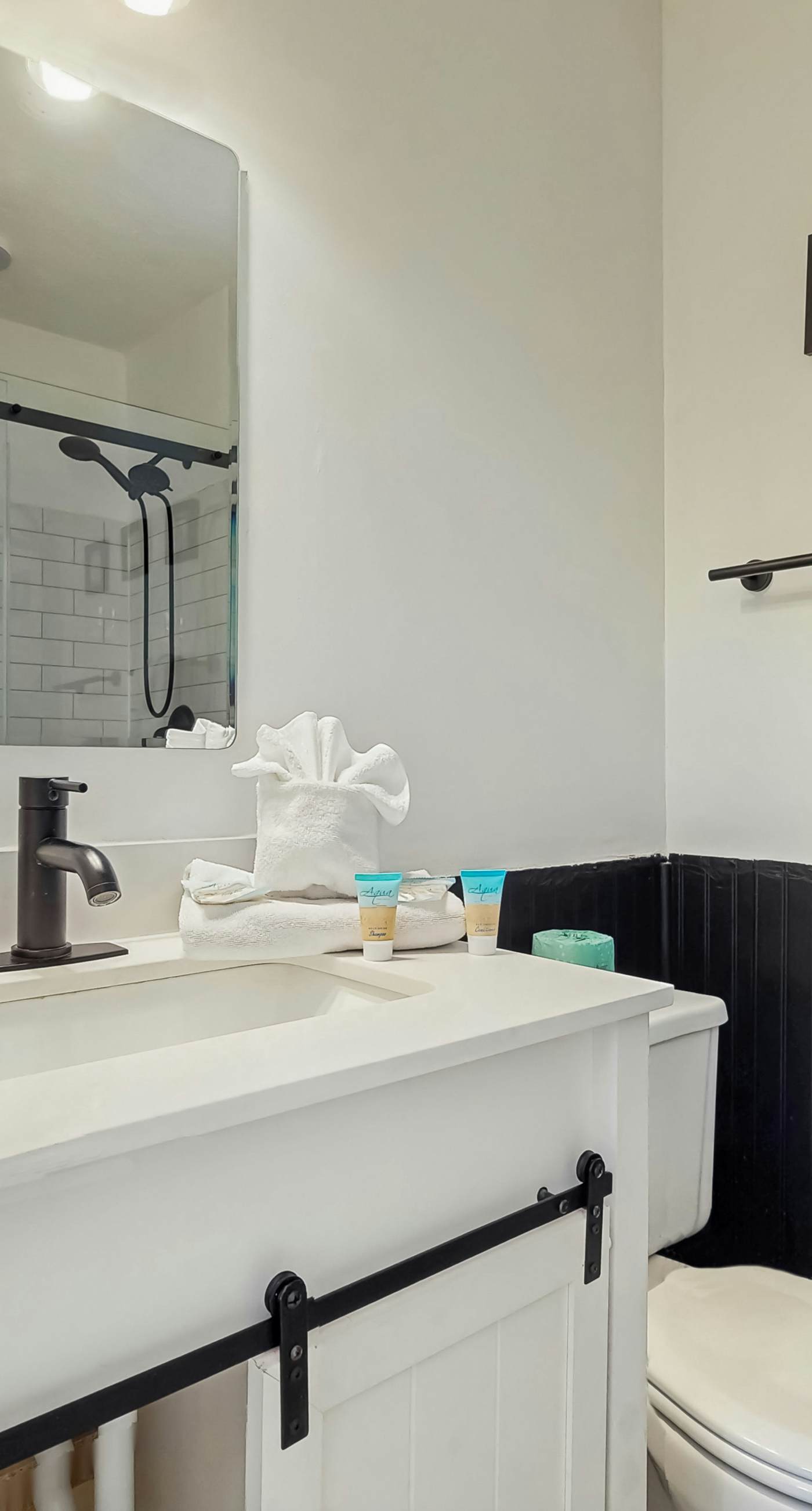 Cozy coastal condo with shared pool, private washer/dryer, and beach access