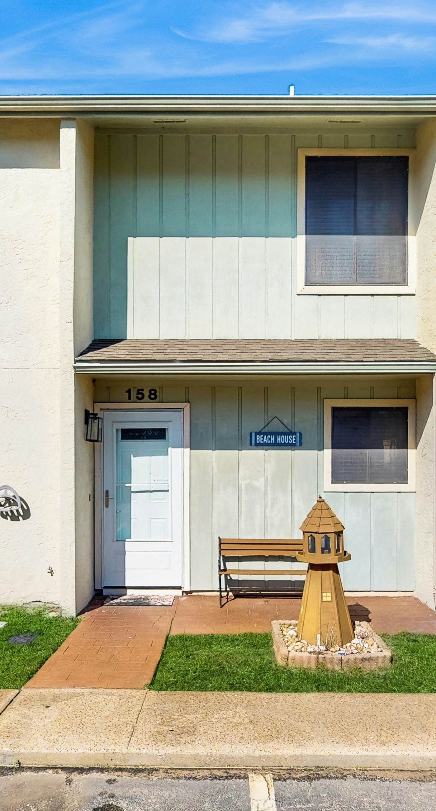 Cozy coastal condo with shared pool, private washer/dryer, and beach access
