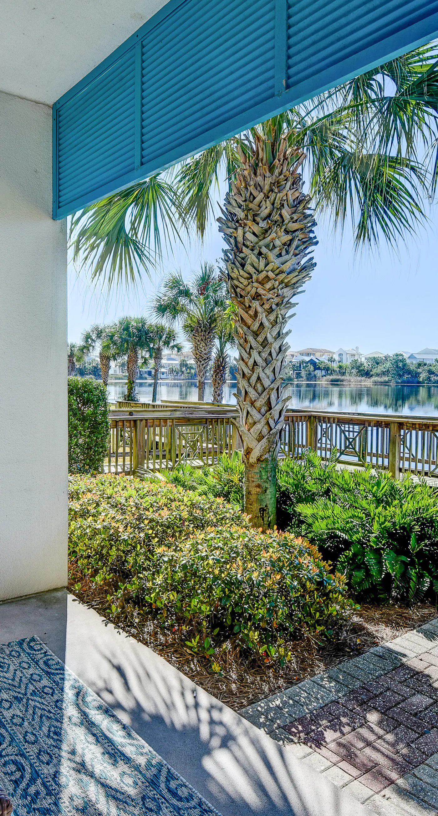 Lakefront, ground-floor condo with pools & hot tubs - walk to the beach