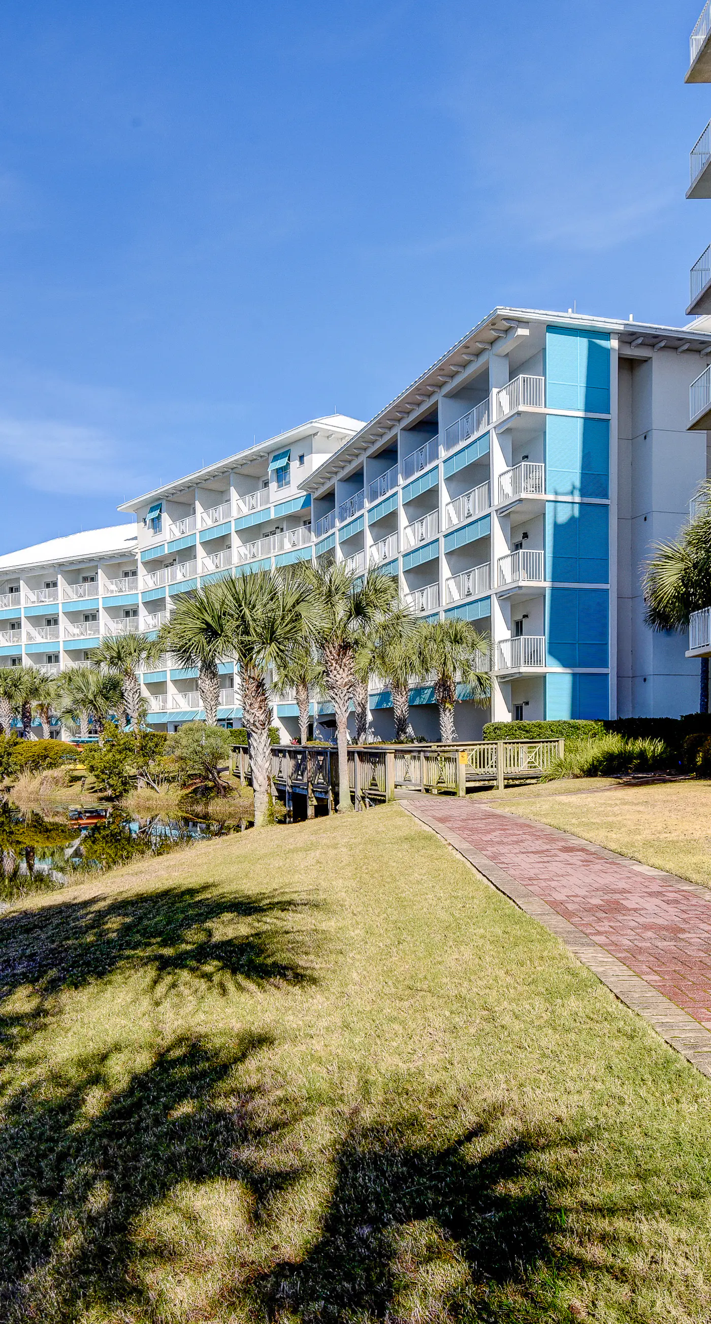 Lakefront, ground-floor condo with pools & hot tubs - walk to the beach