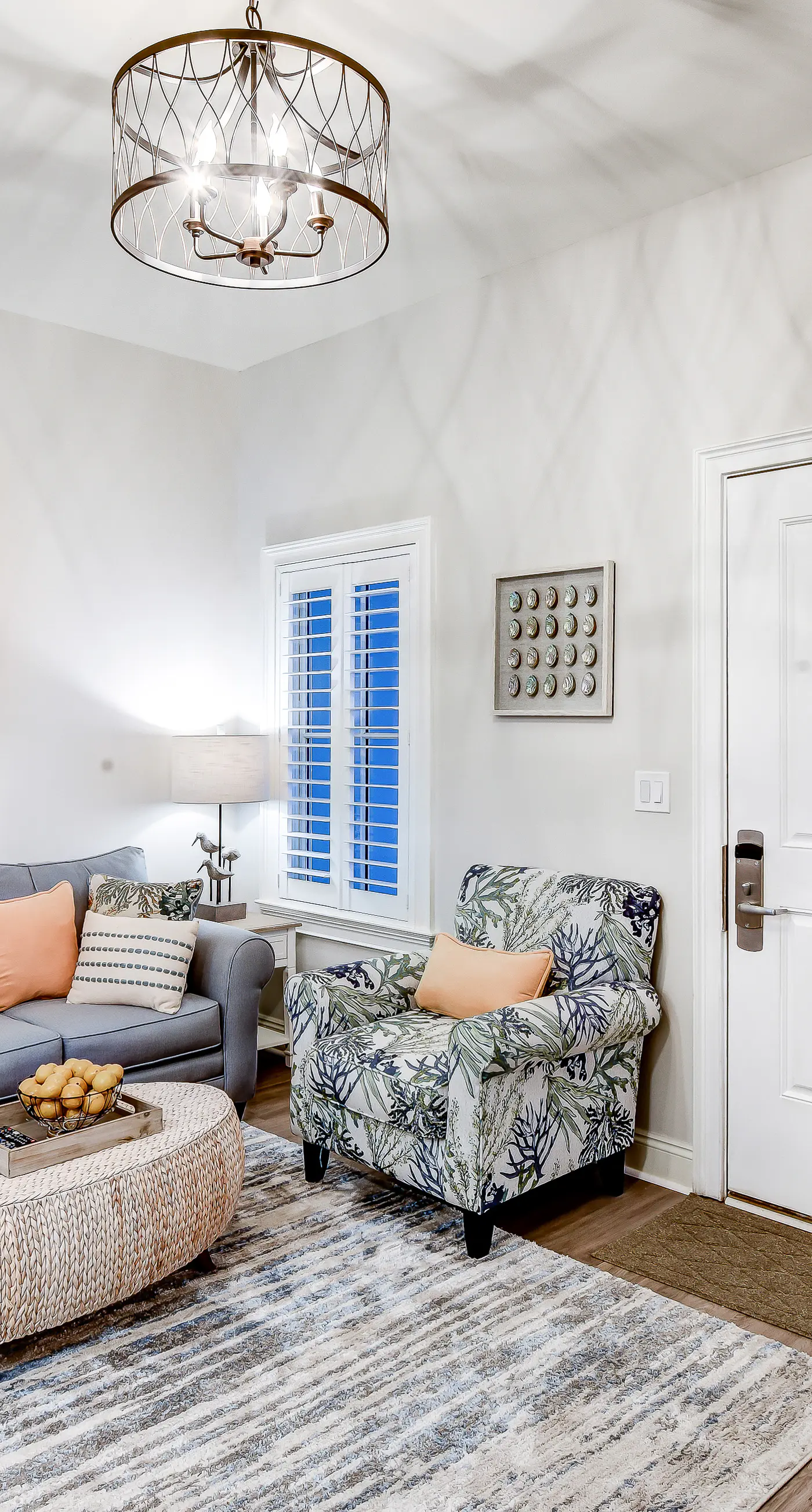 Lakefront, ground-floor condo with pools & hot tubs - walk to the beach