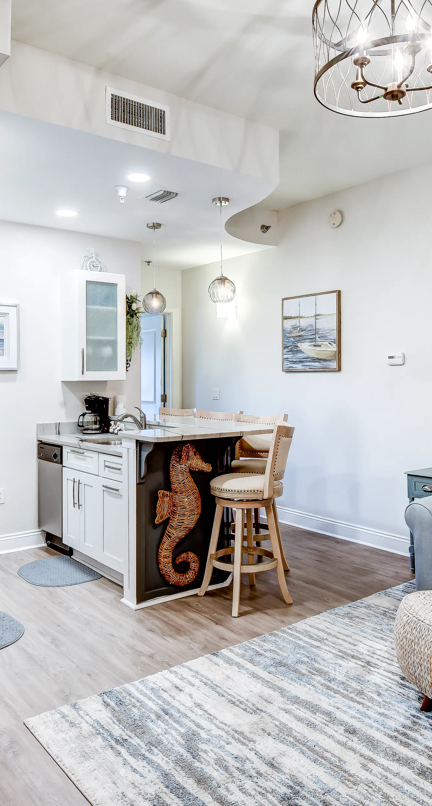 Lakefront, ground-floor condo with pools & hot tubs - walk to the beach