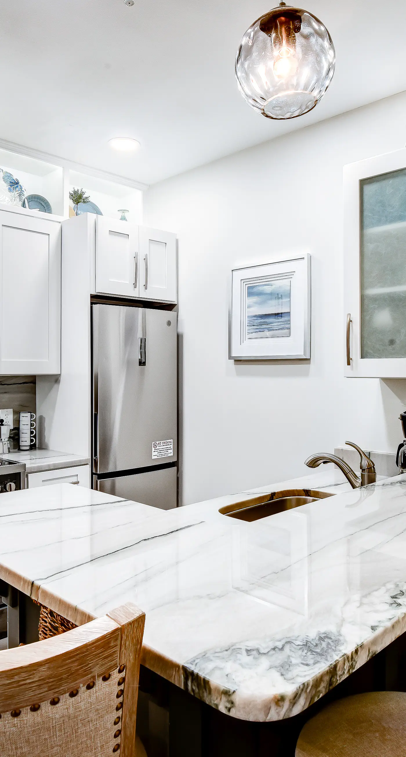 Lakefront, ground-floor condo with pools & hot tubs - walk to the beach