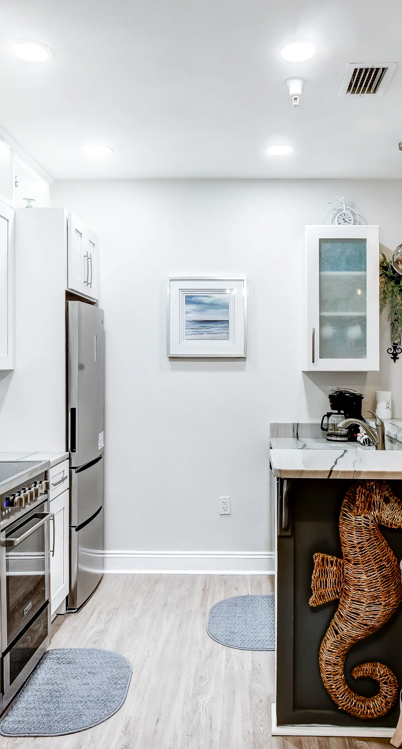 Lakefront, ground-floor condo with pools & hot tubs - walk to the beach