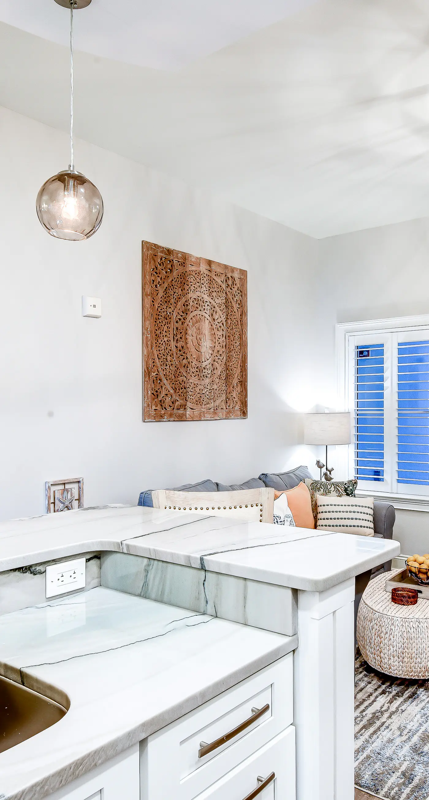 Lakefront, ground-floor condo with pools & hot tubs - walk to the beach