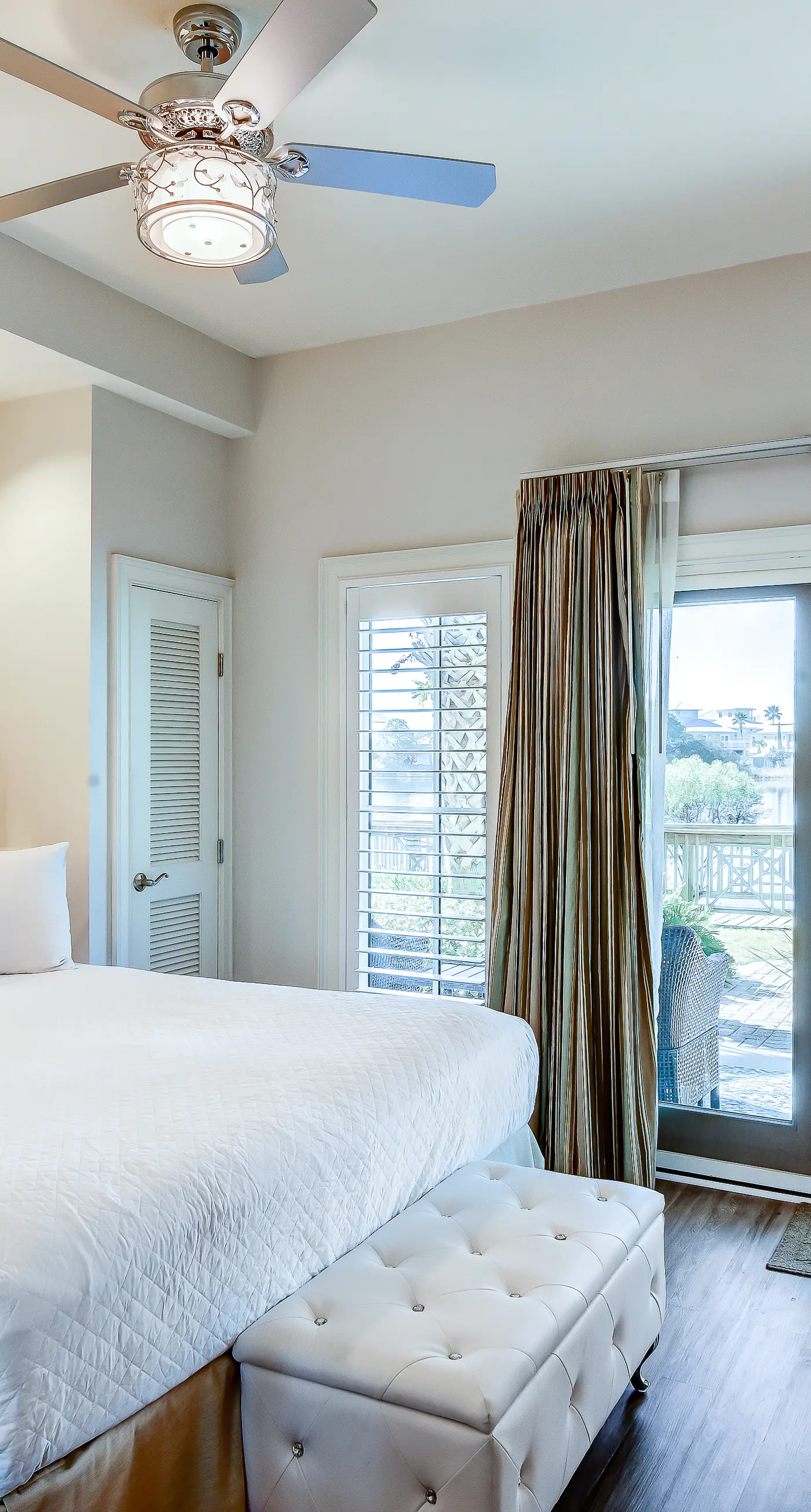 Lakefront, ground-floor condo with pools & hot tubs - walk to the beach