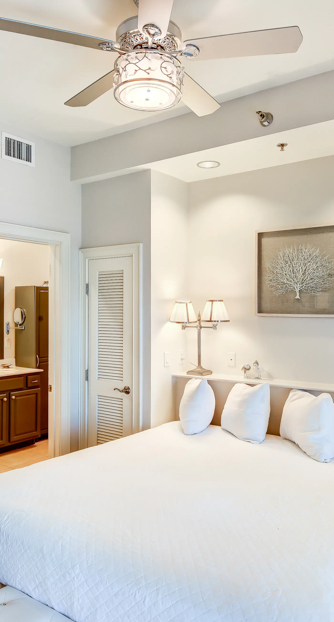 Lakefront, ground-floor condo with pools & hot tubs - walk to the beach