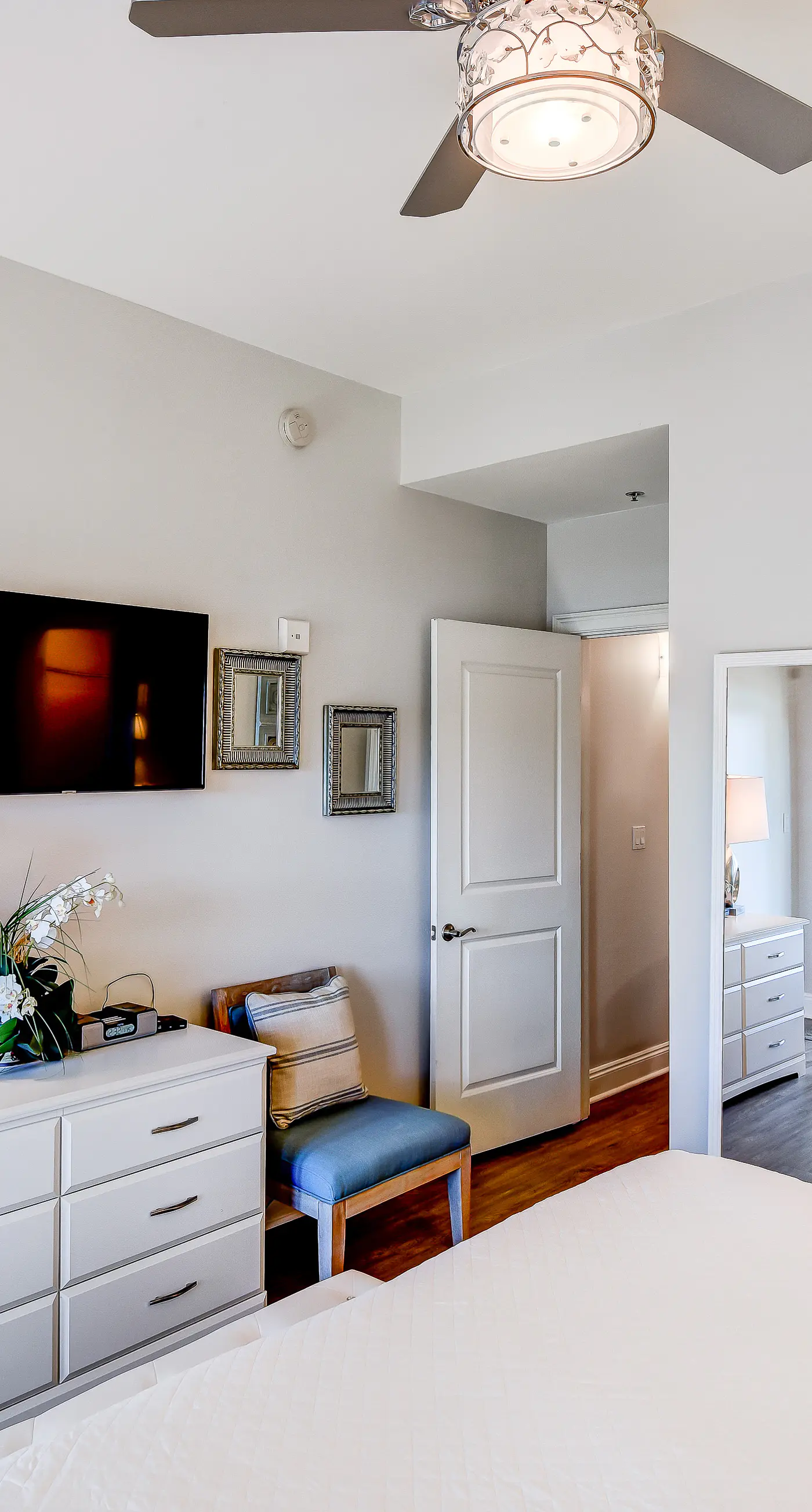Lakefront, ground-floor condo with pools & hot tubs - walk to the beach