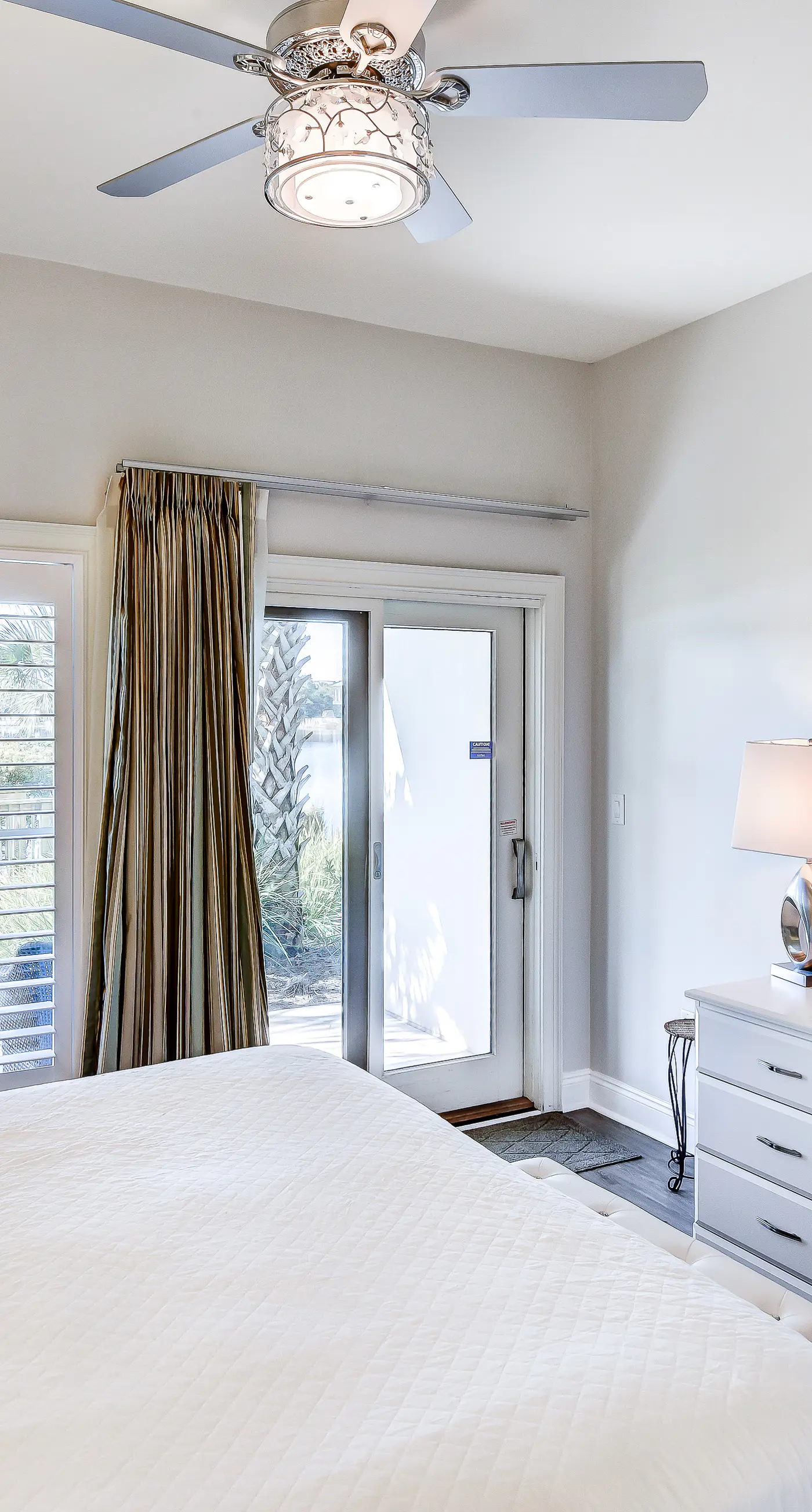 Lakefront, ground-floor condo with pools & hot tubs - walk to the beach