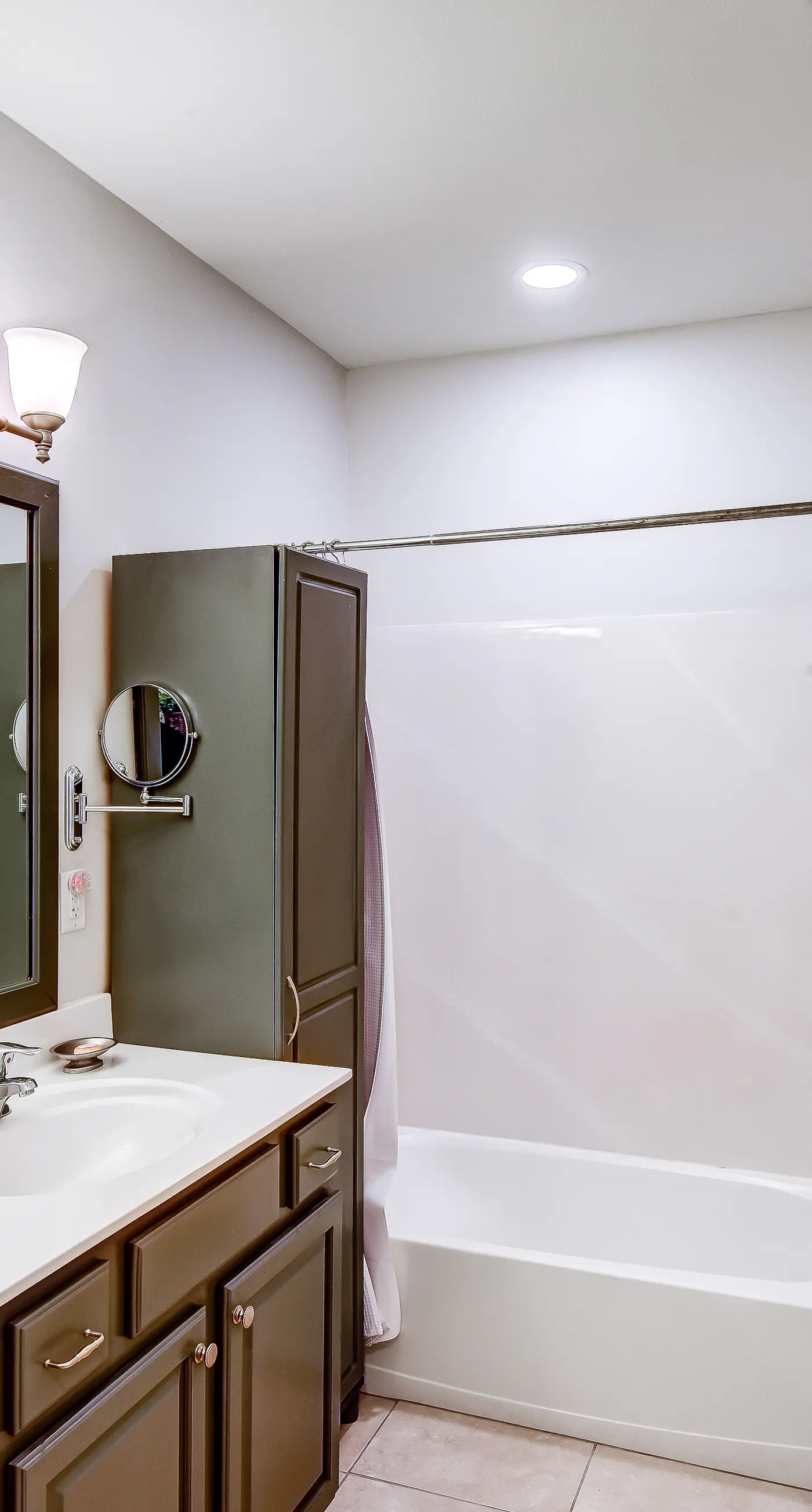 Lakefront, ground-floor condo with pools & hot tubs - walk to the beach