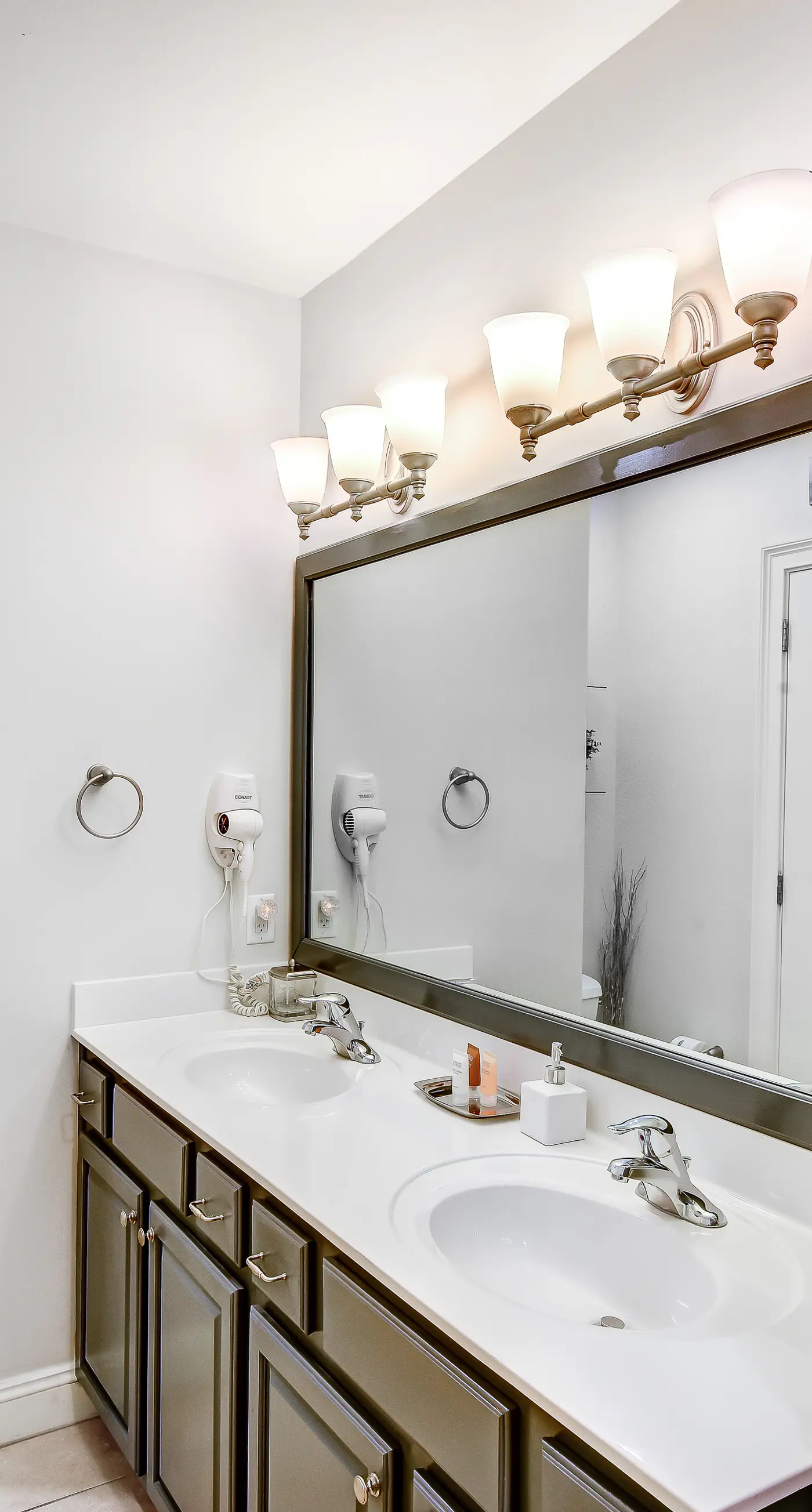 Lakefront, ground-floor condo with pools & hot tubs - walk to the beach