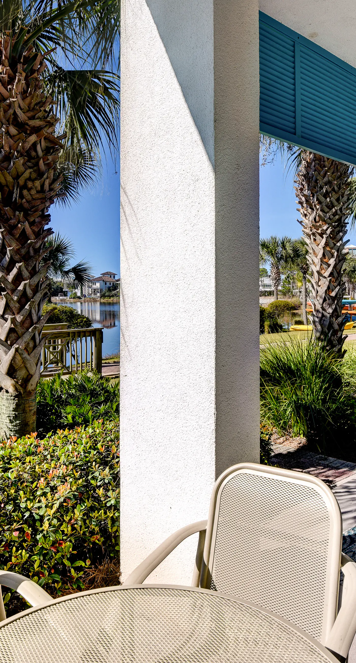 Lakefront, ground-floor condo with pools & hot tubs - walk to the beach