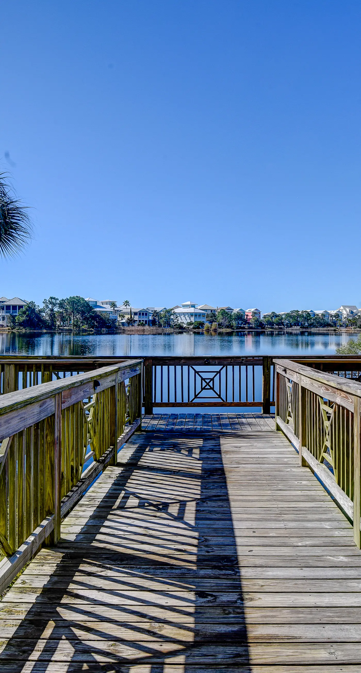 Lakefront, ground-floor condo with pools & hot tubs - walk to the beach