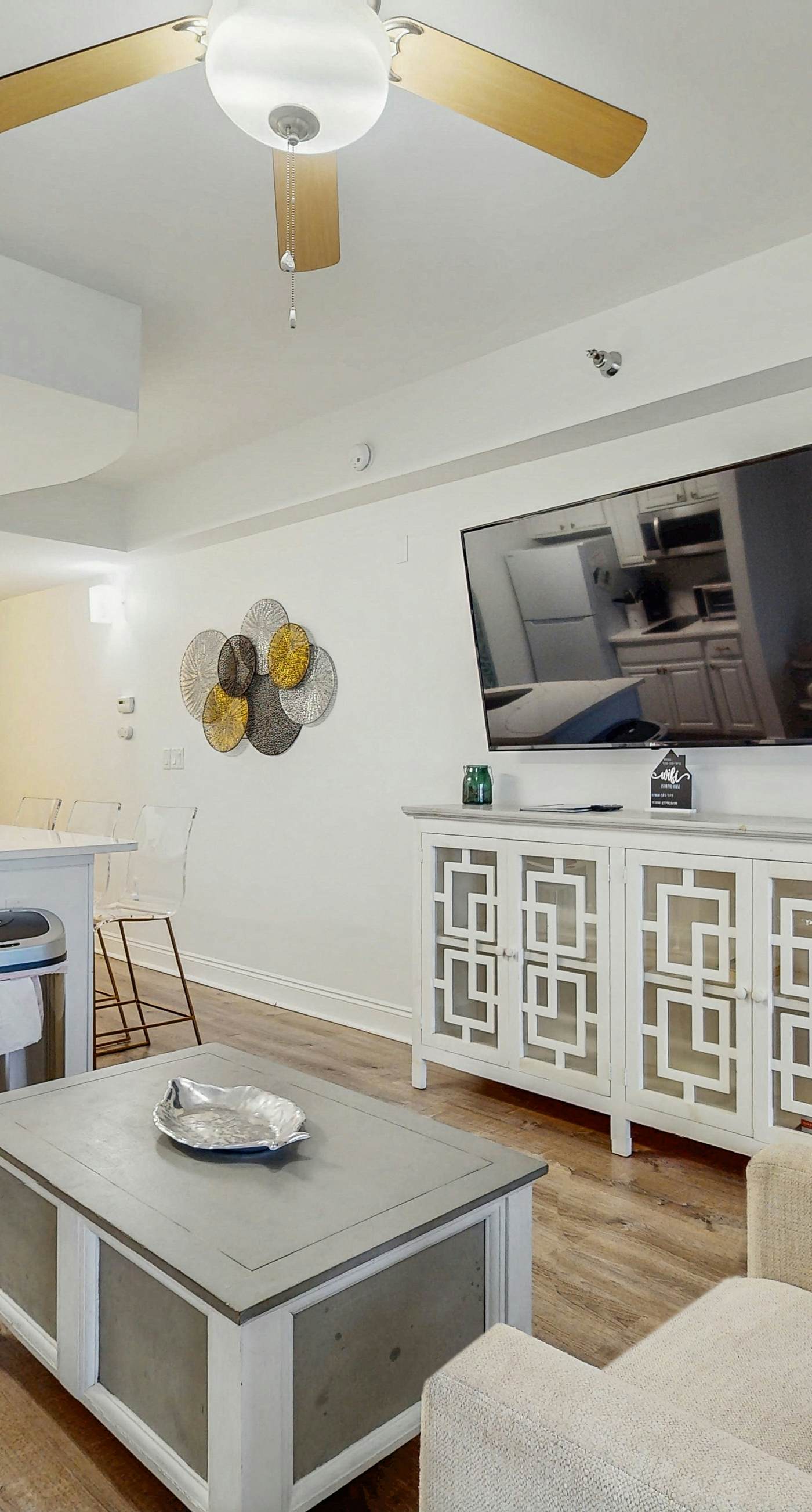 Upscale condo with pools, private beach access, hot tubs & tennis - dog-friendly