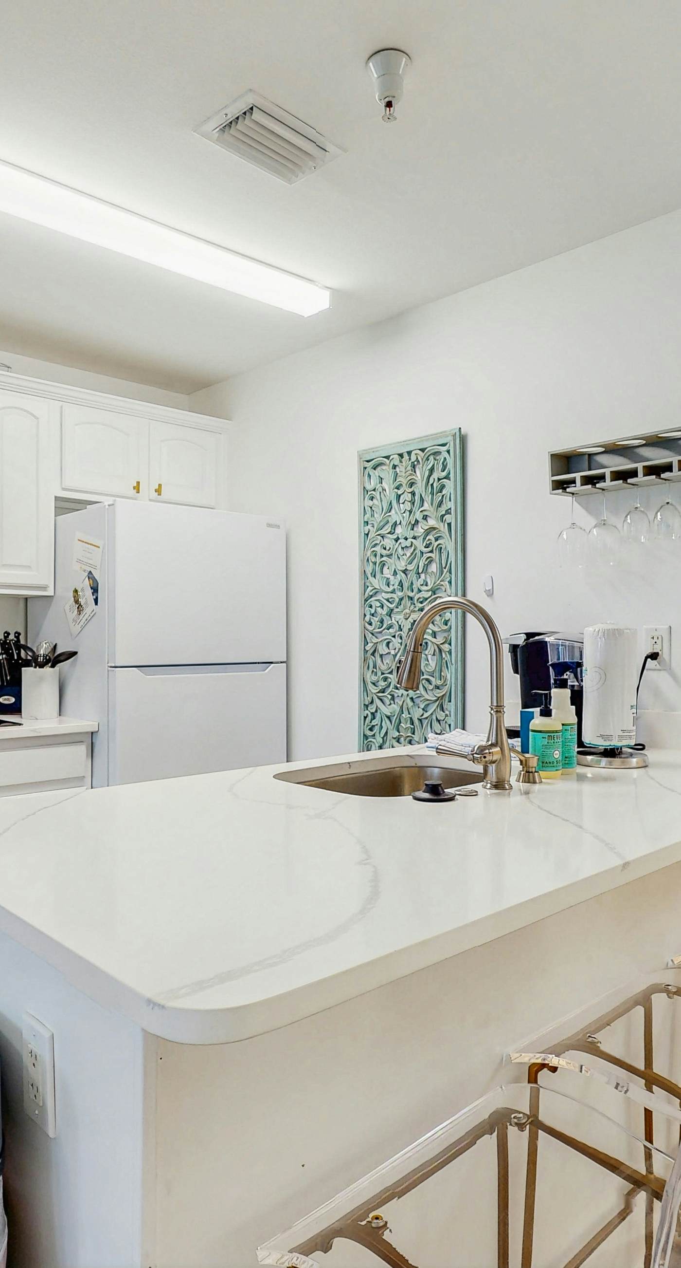 Upscale condo with pools, private beach access, hot tubs & tennis - dog-friendly