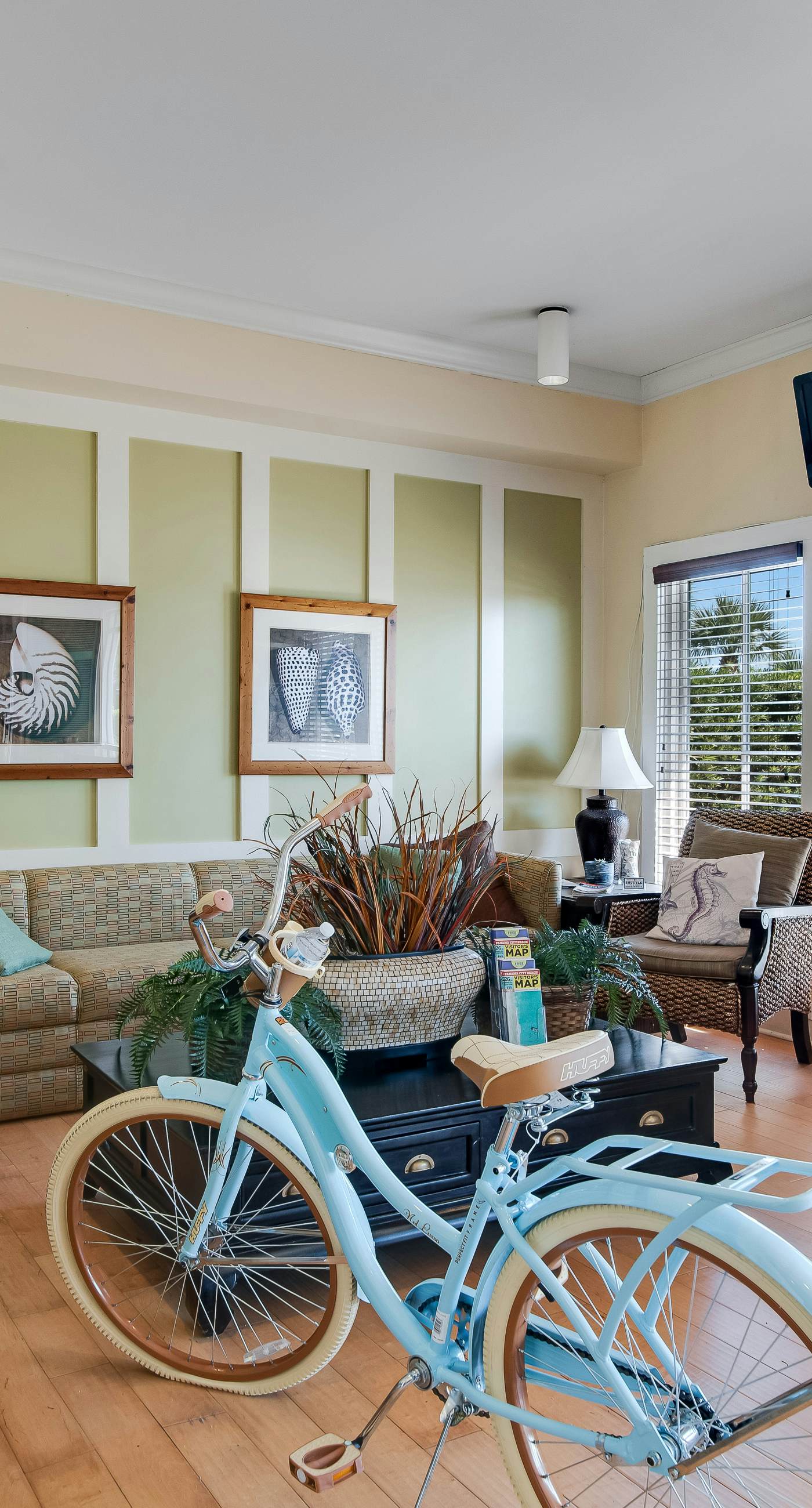 Upscale condo with pools, private beach access, hot tubs & tennis - dog-friendly