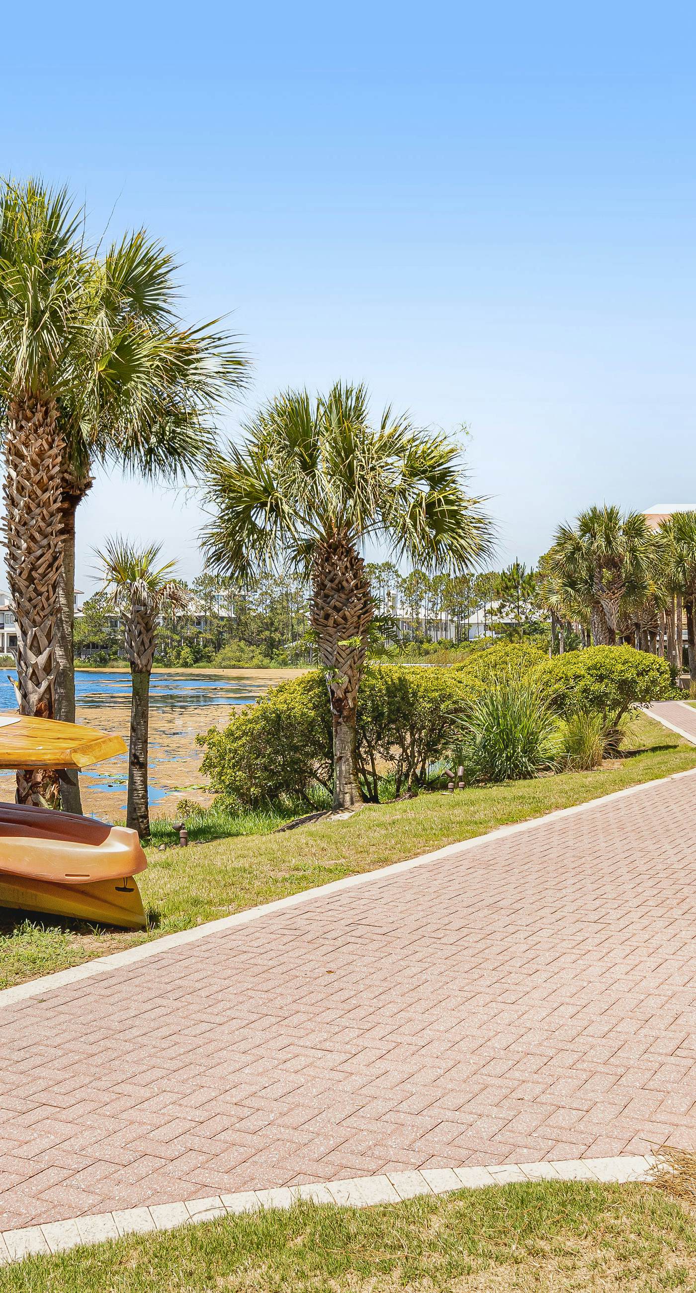 Upscale condo with pools, private beach access, hot tubs & tennis - dog-friendly